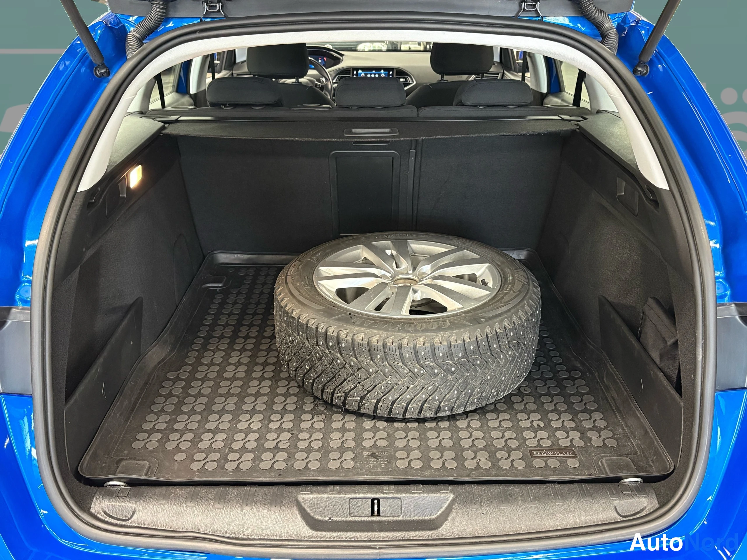 Sininen Peugeot 308 2020, tavaratila, kuva 32