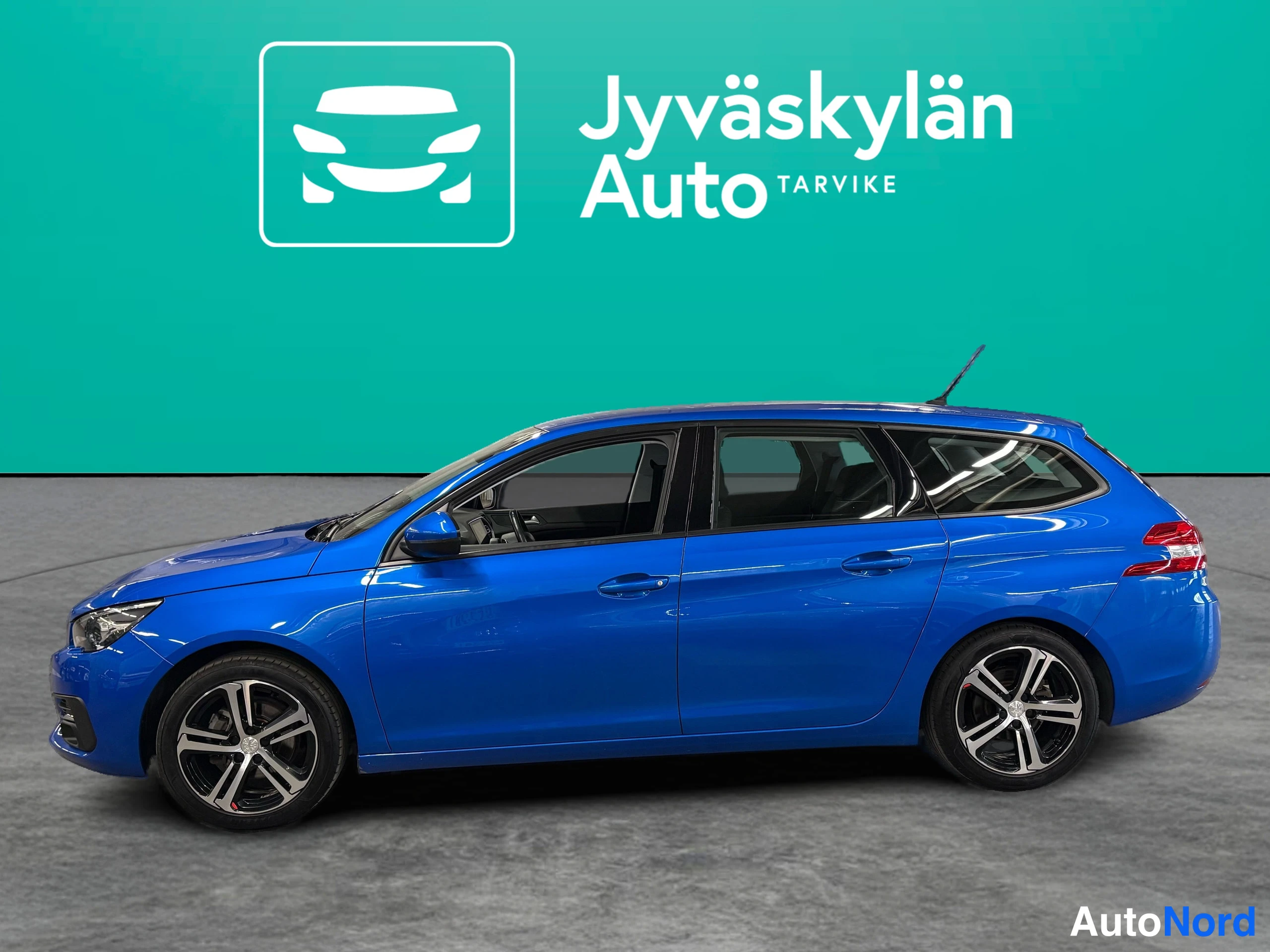 Sininen Peugeot 308 2020, etuviisto, keula vasemmalle, kuva 2