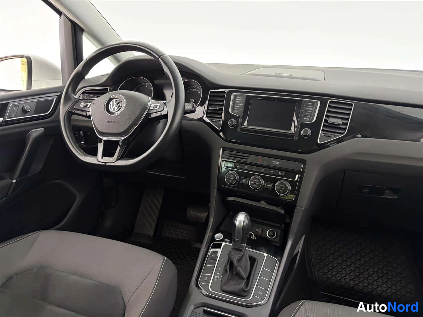 Valkoinen Volkswagen Golf Sportsvan 2015, ohjaamo, kuva 13