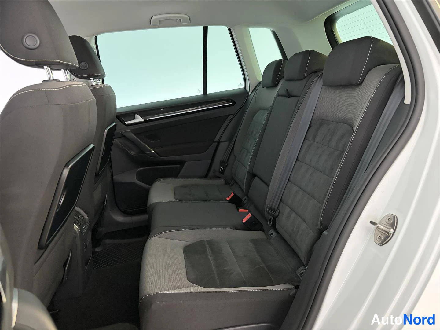 Valkoinen Volkswagen Golf Sportsvan 2015, takaistuimet, kuva 19