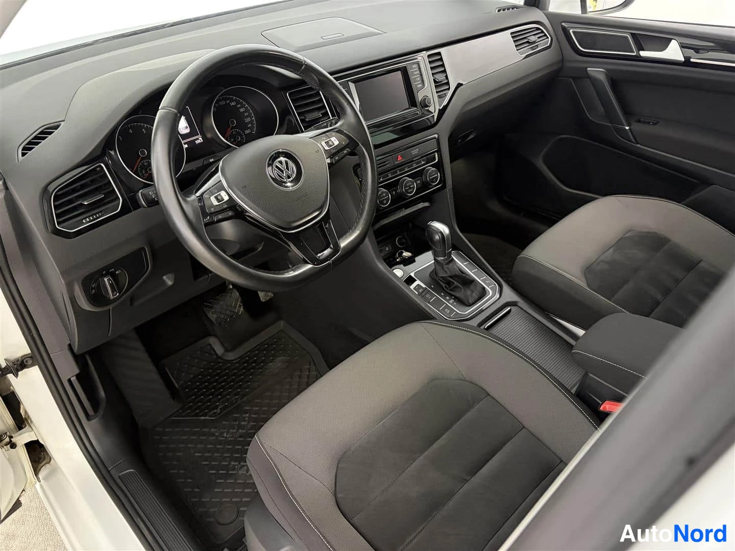 Valkoinen Volkswagen Golf Sportsvan 2015, ohjaamo, kuva 15