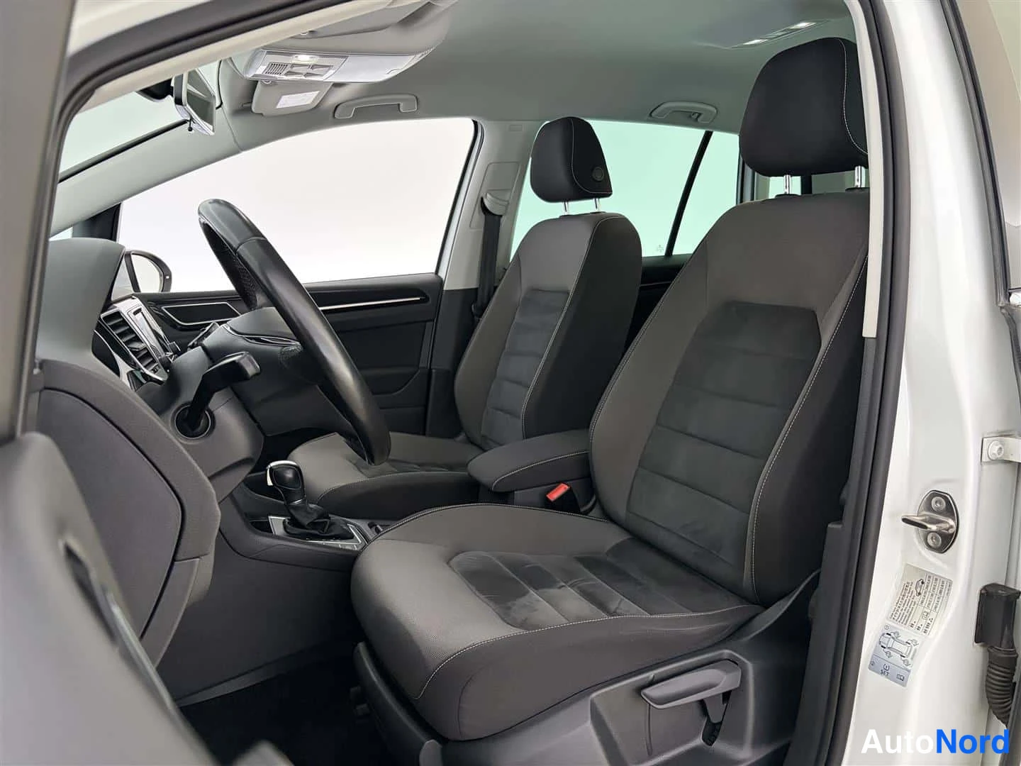 Valkoinen Volkswagen Golf Sportsvan 2015, etuistuimet, kuva 18