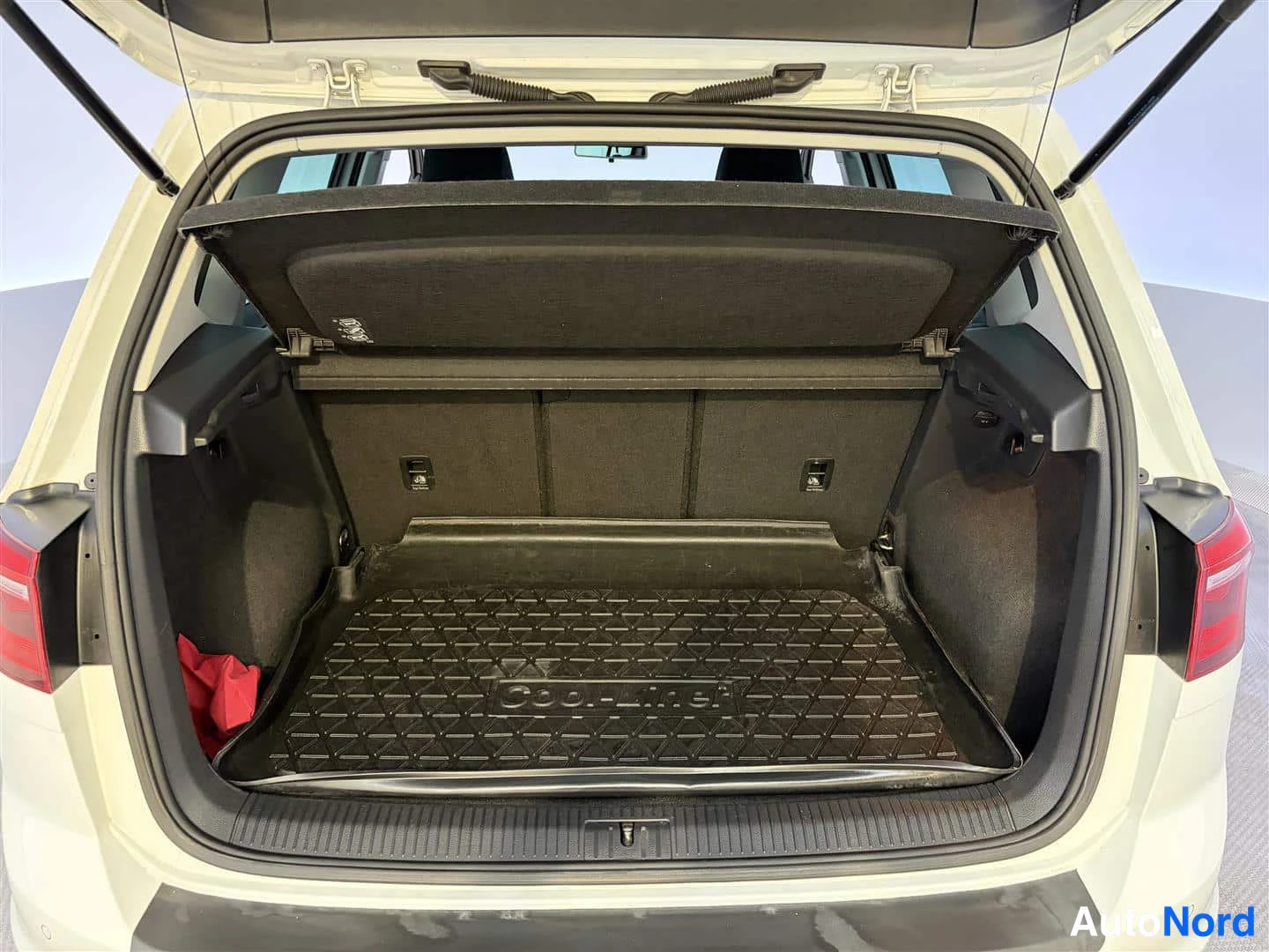 Valkoinen Volkswagen Golf Sportsvan 2015, tavaratila, kuva 20