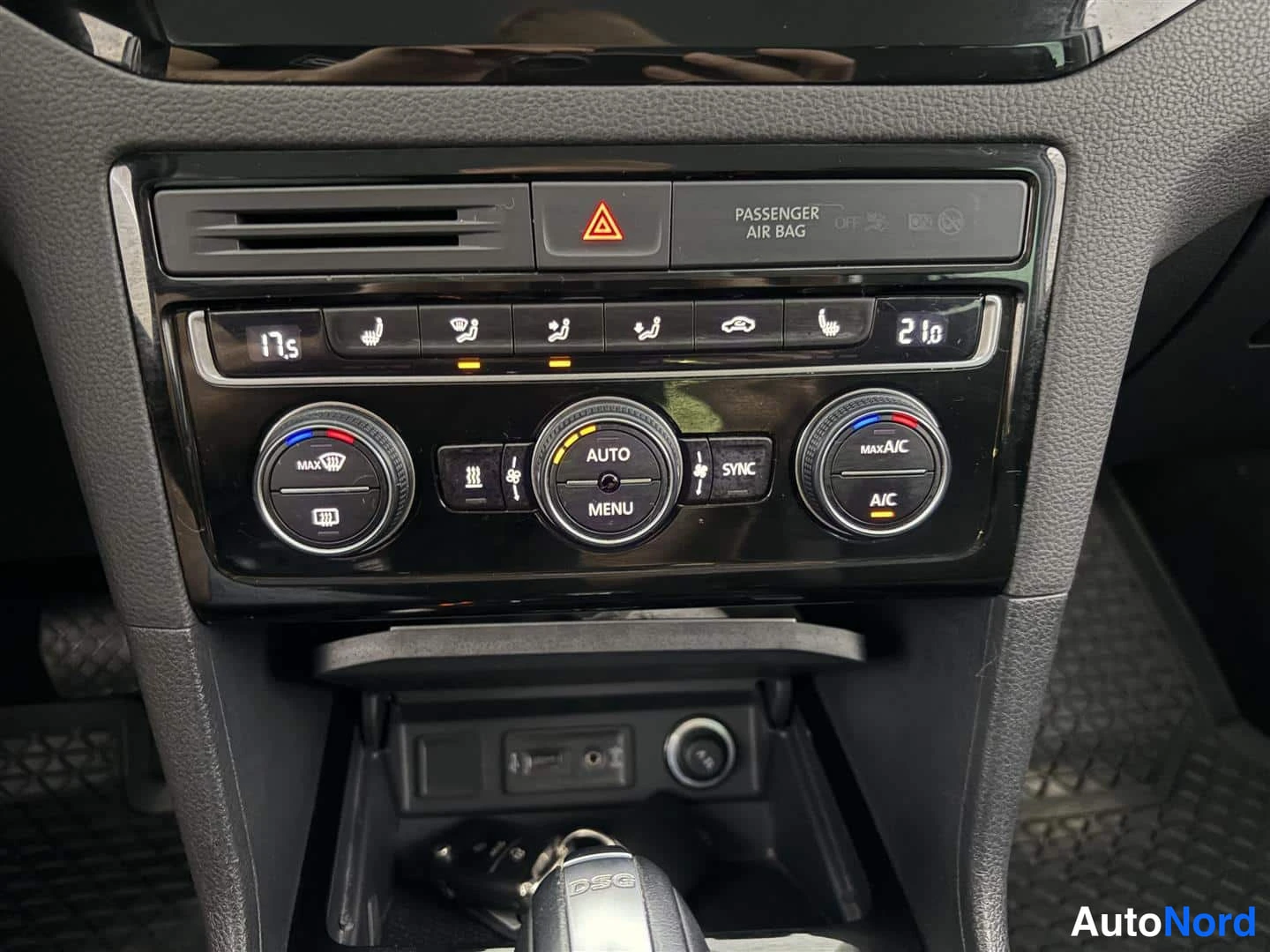 Valkoinen Volkswagen Golf Sportsvan 2015, yksityiskohta, kuva 23