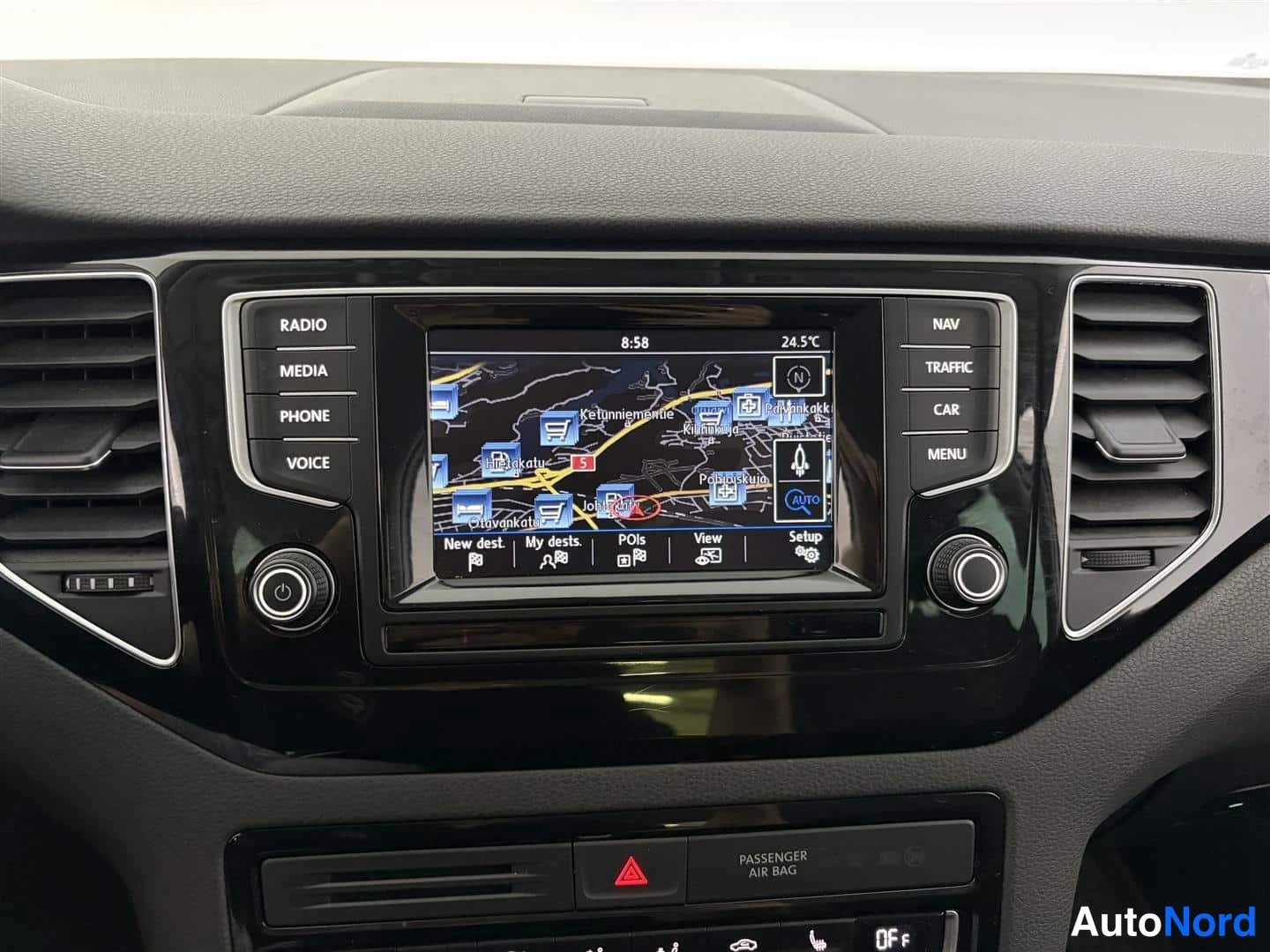 Valkoinen Volkswagen Golf Sportsvan 2015, yksityiskohta, kuva 24
