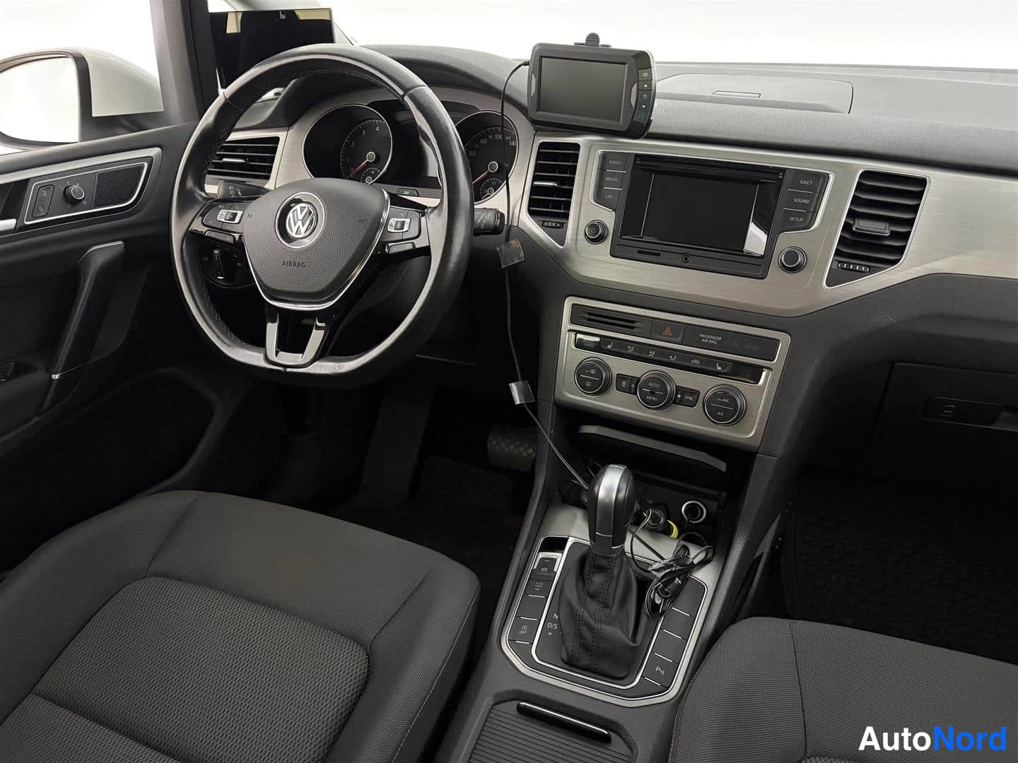 Valkoinen Volkswagen Golf Sportsvan 2014, ohjaamo, kuva 14