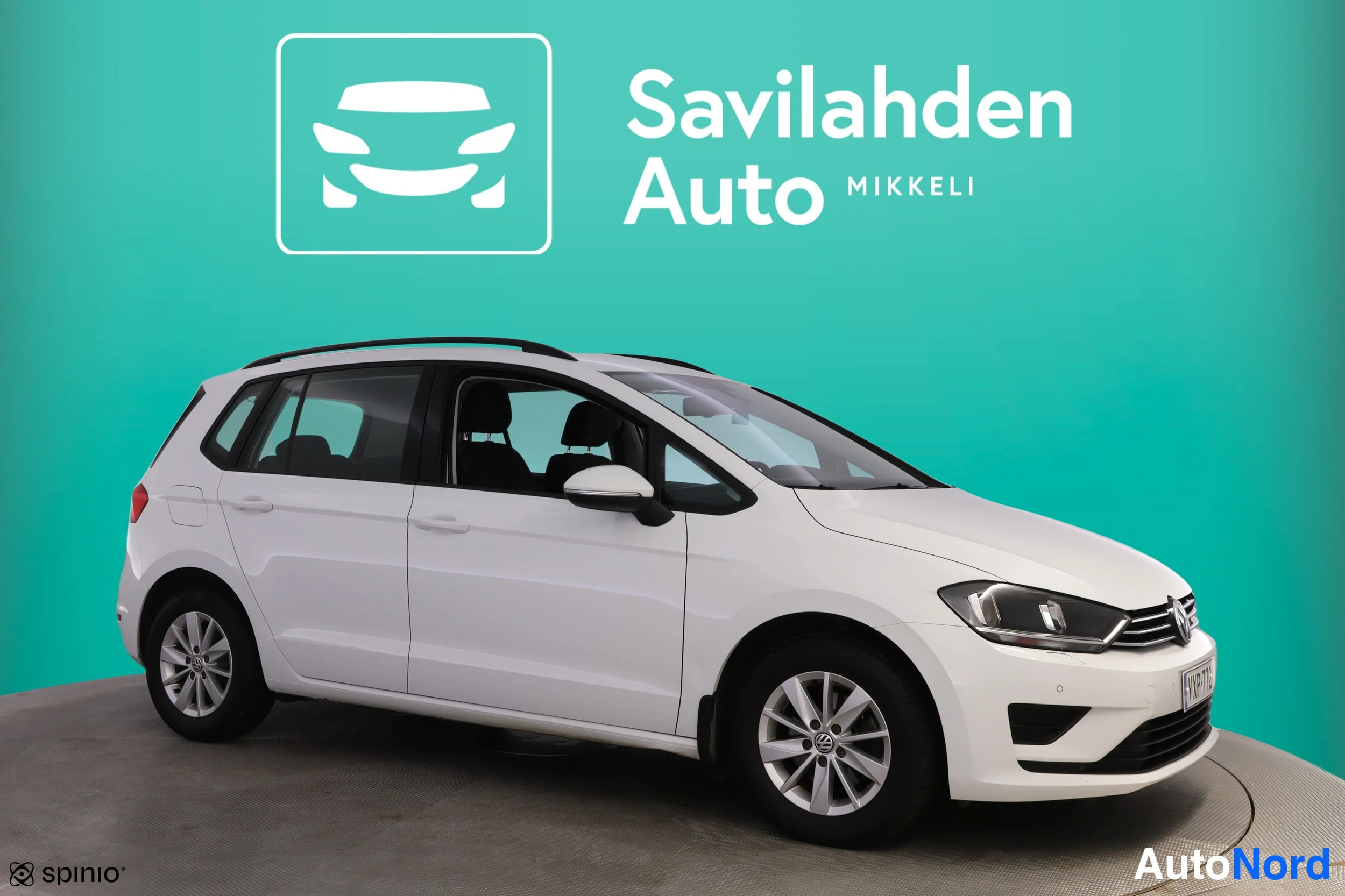 Valkoinen Volkswagen Golf Sportsvan 2014, etuviisto, keula oikealle, kuva 4
