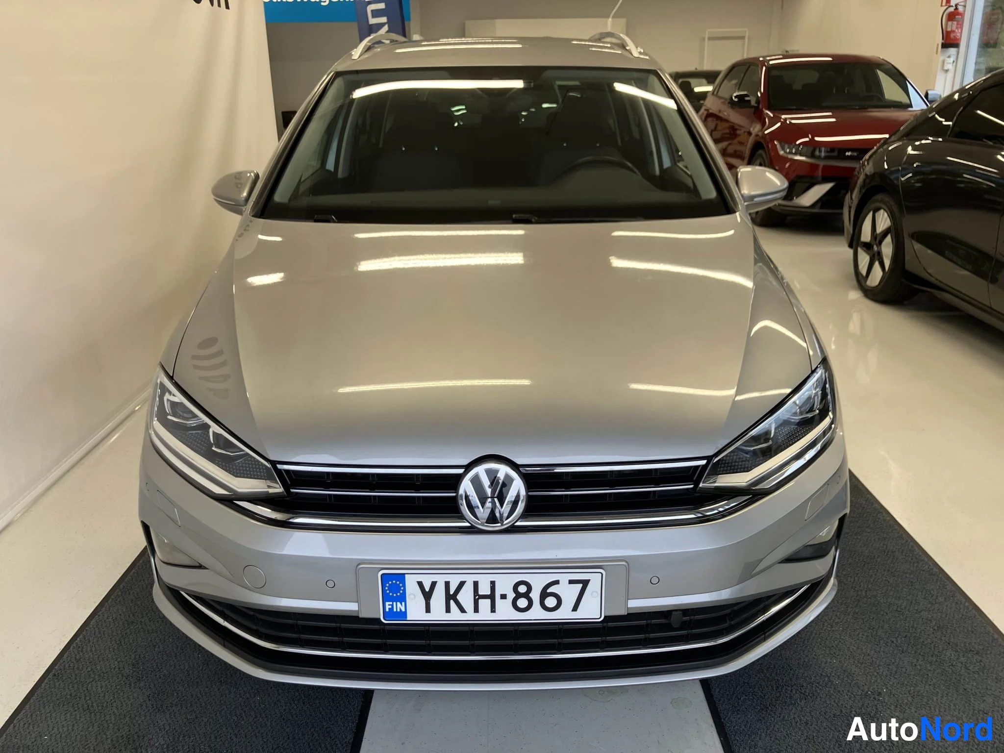 Harmaa Volkswagen Golf Sportsvan 2018, edestä, kuva 5