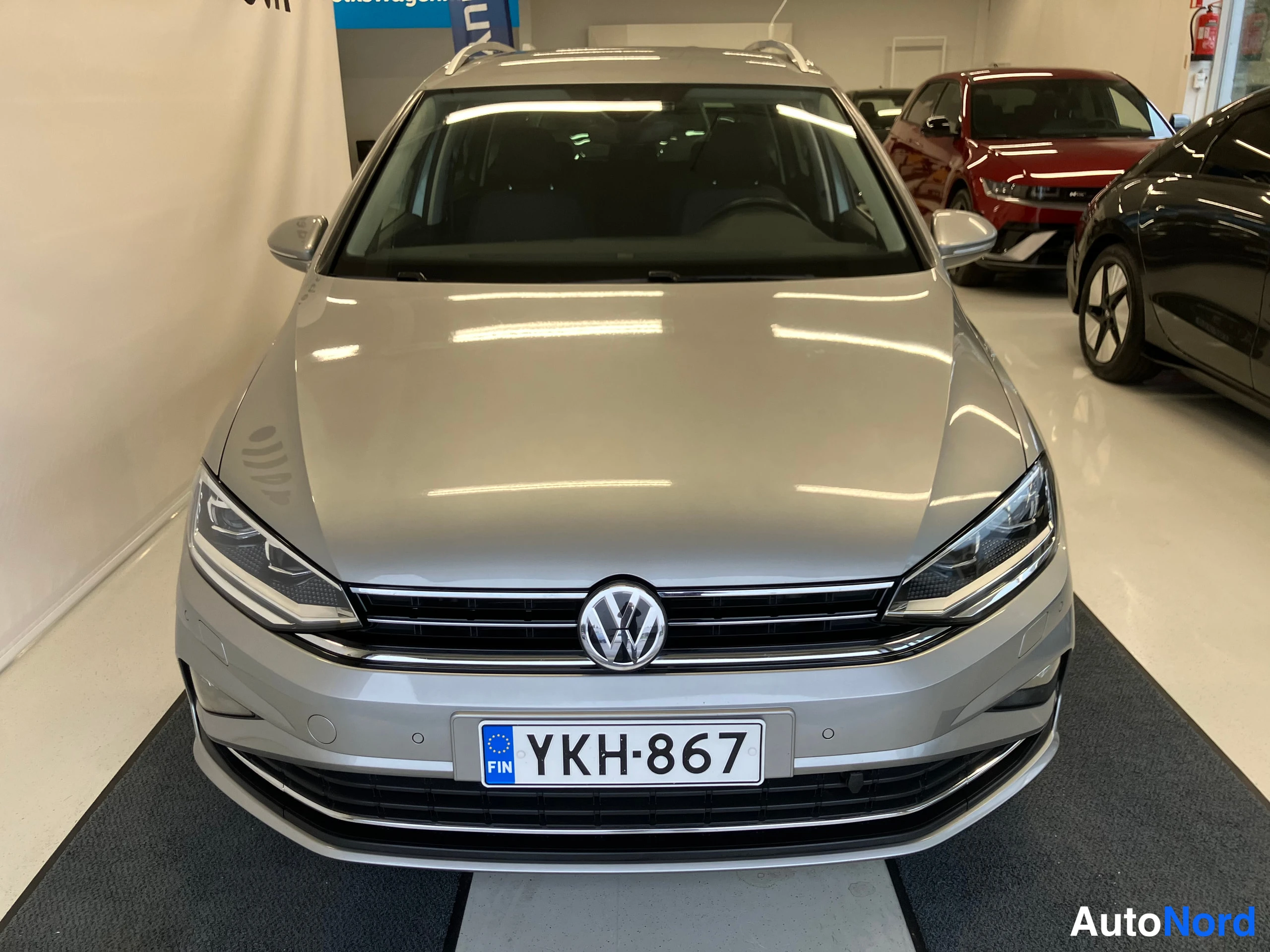 Harmaa Volkswagen Golf Sportsvan 2018, edestä, kuva 6