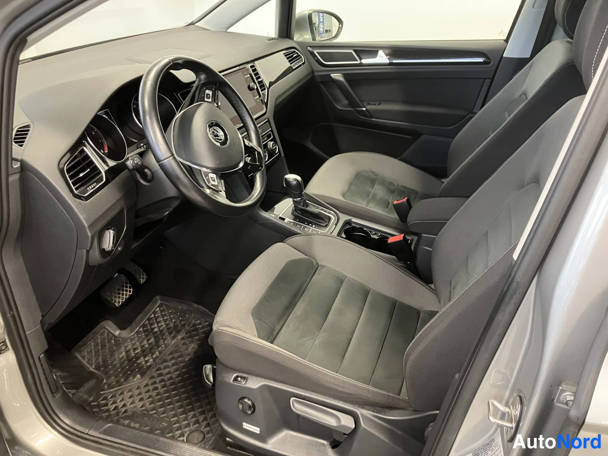 Harmaa Volkswagen Golf Sportsvan 2018, ohjaamo, kuva 13