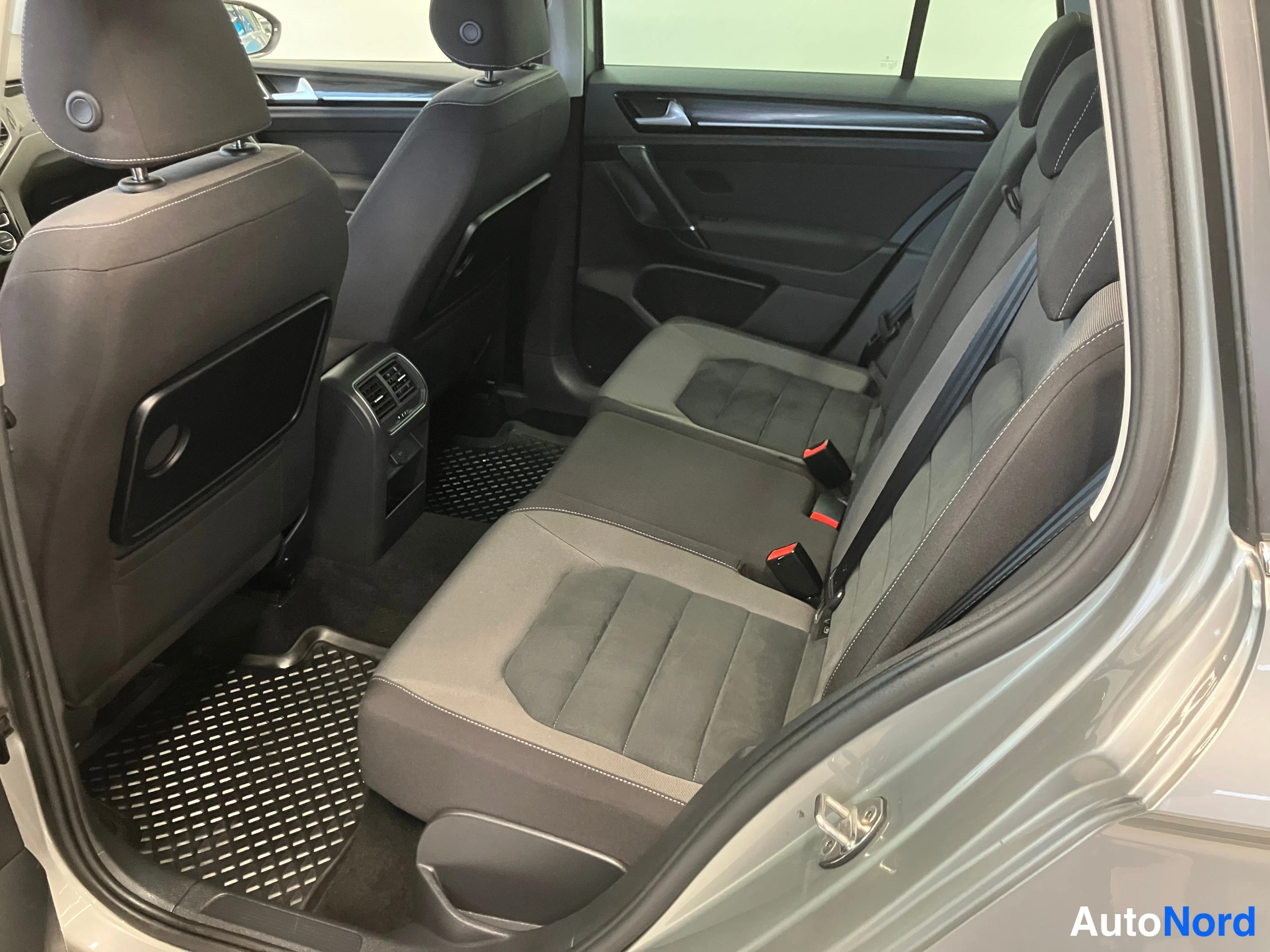Harmaa Volkswagen Golf Sportsvan 2018, takaistuimet, kuva 18