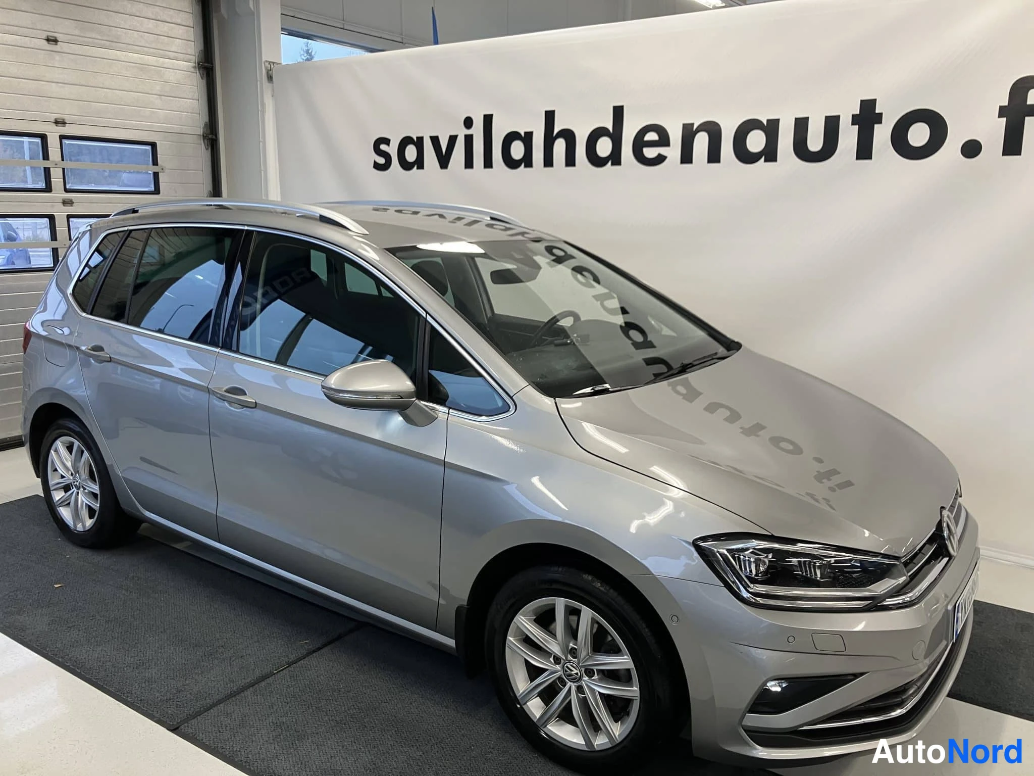 Harmaa Volkswagen Golf Sportsvan 2018, etuviisto, keula oikealle, kuva 3
