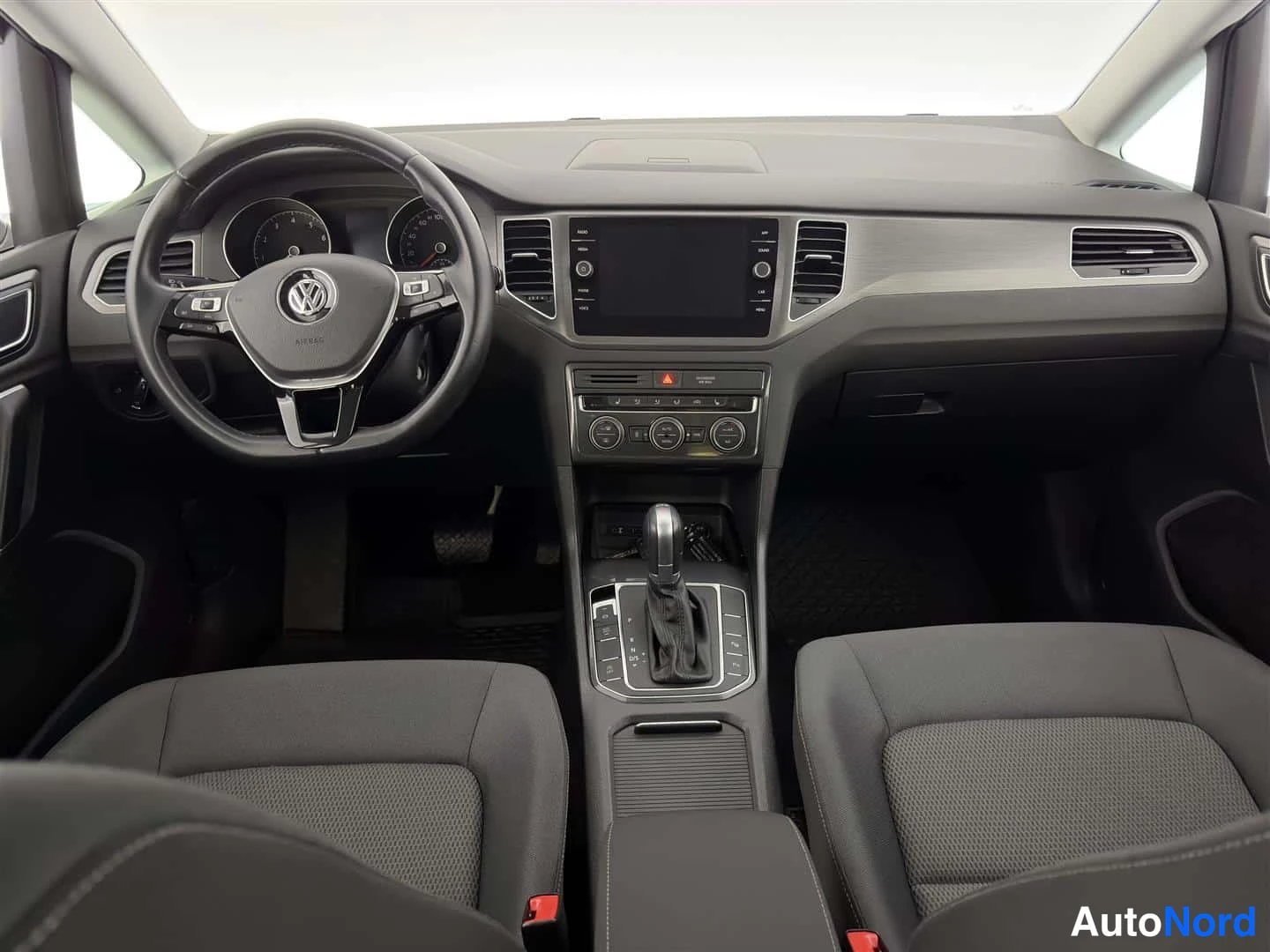 Punainen Volkswagen Golf Sportsvan 2018, ohjaamo, kuva 13