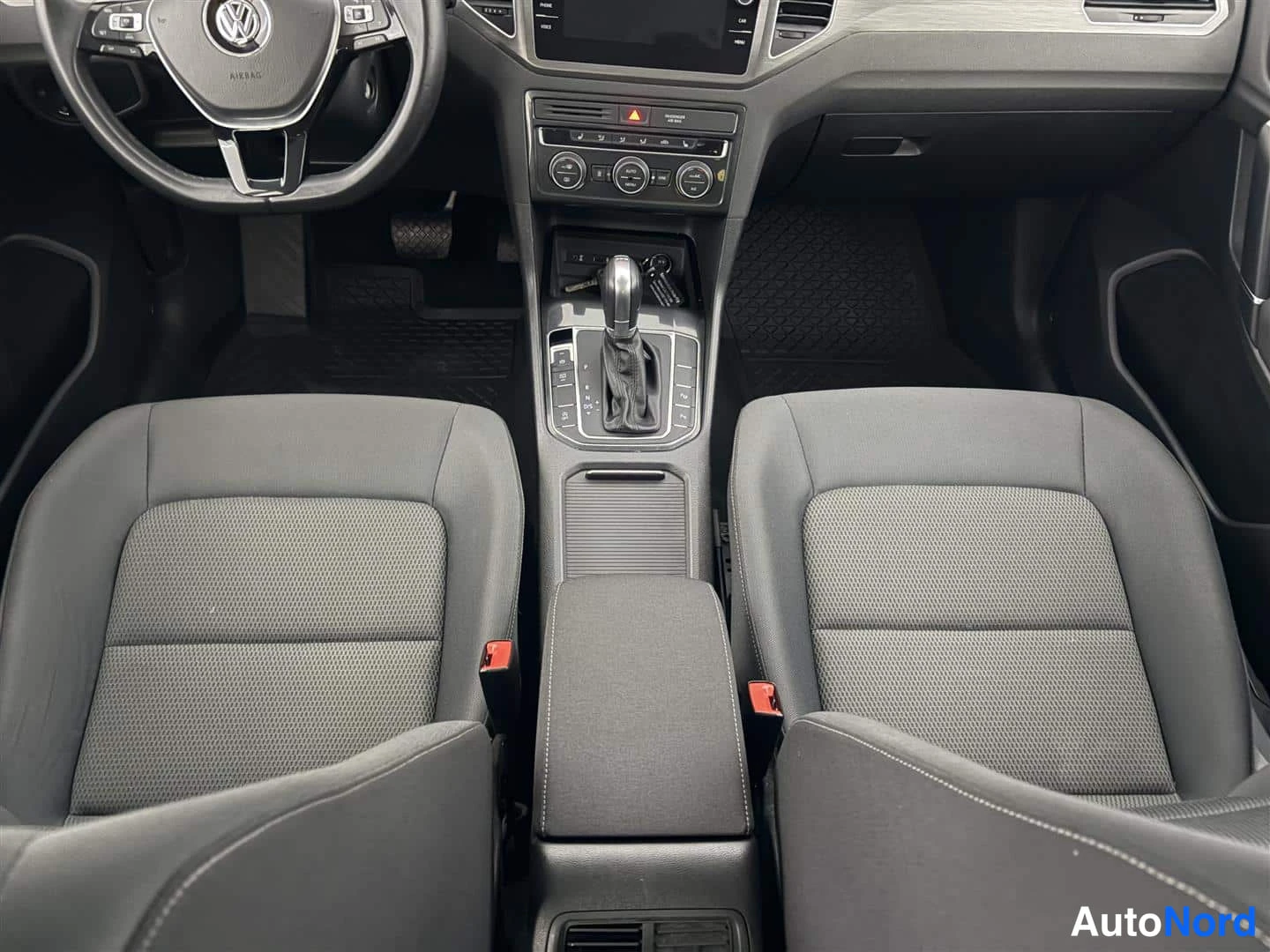 Punainen Volkswagen Golf Sportsvan 2018, etuistuimet, kuva 18