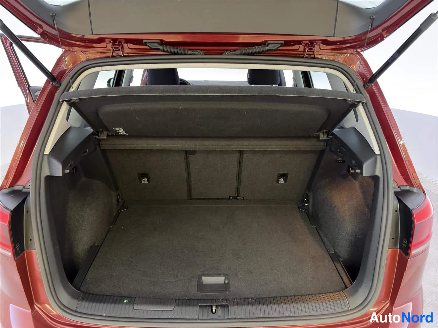 Punainen Volkswagen Golf Sportsvan 2018, tavaratila, kuva 21