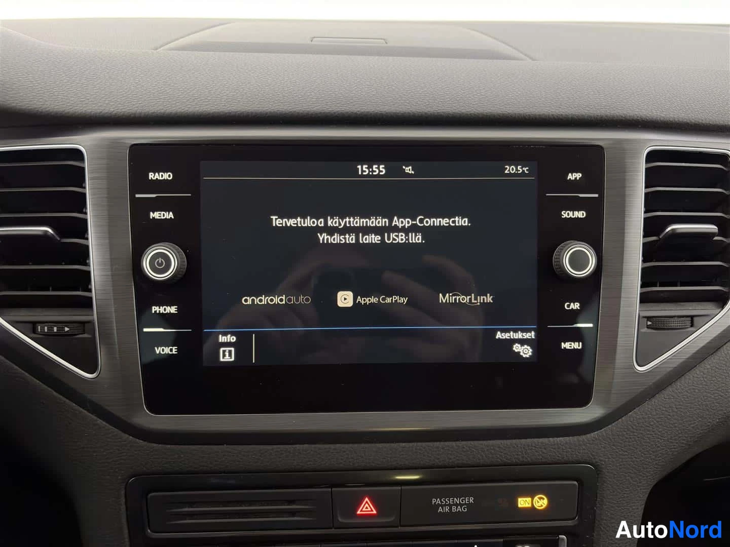 Punainen Volkswagen Golf Sportsvan 2018, yksityiskohta, kuva 25