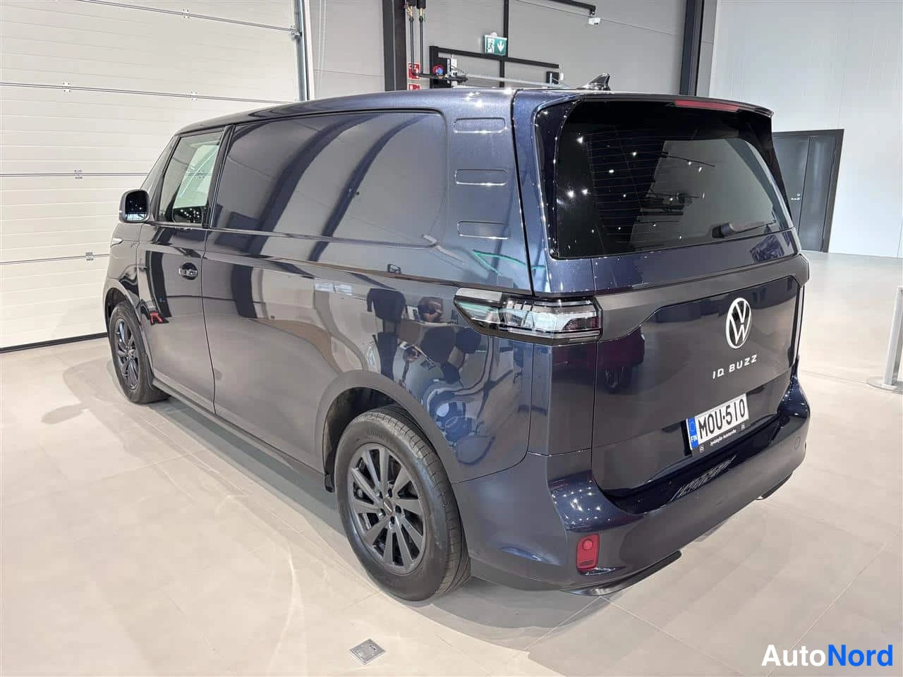 Blå Volkswagen ID 2022, snett bakifrån, bild 4