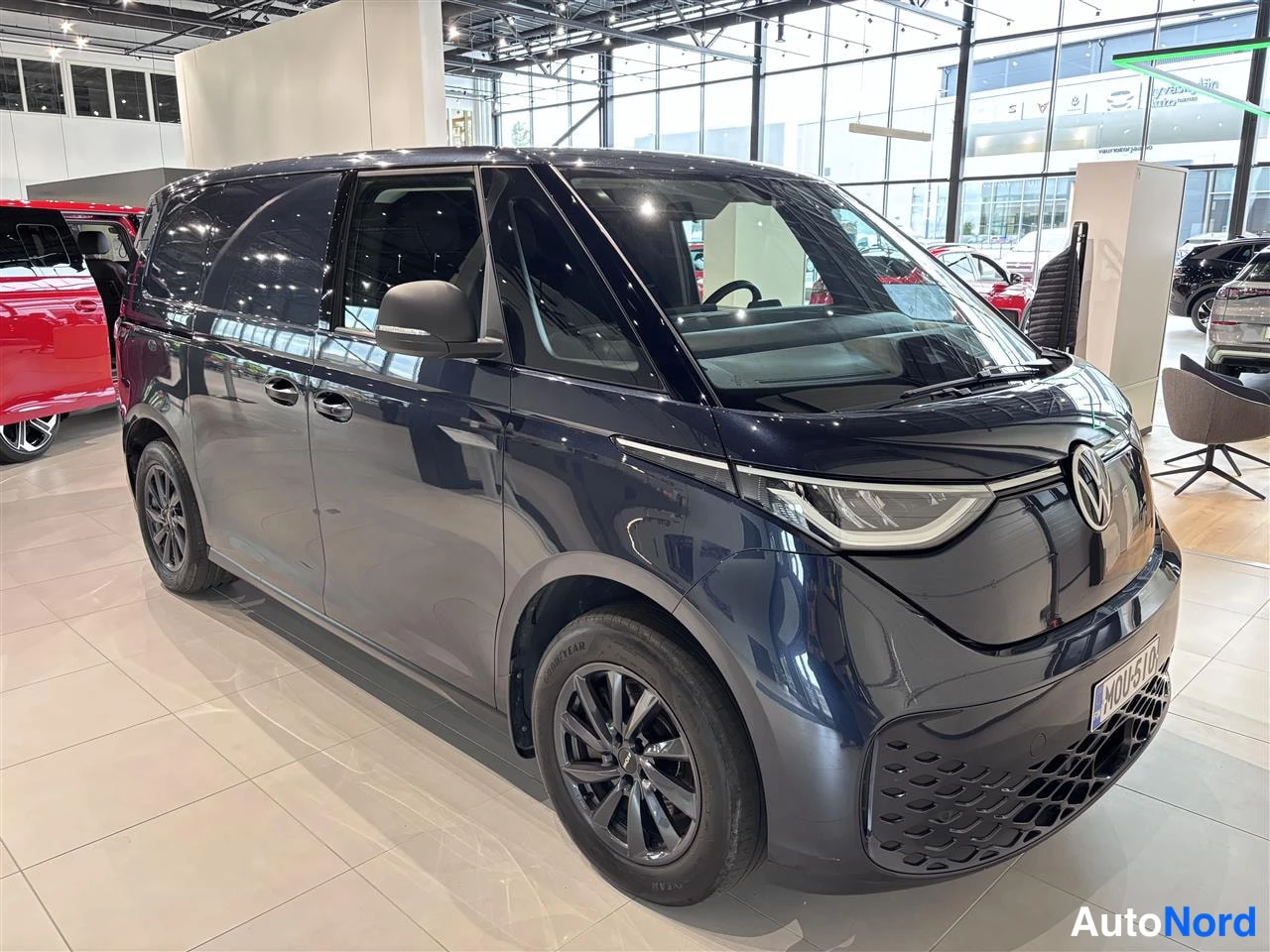 Blå Volkswagen ID 2022, snett framifrån, fronten åt höger, bild 2