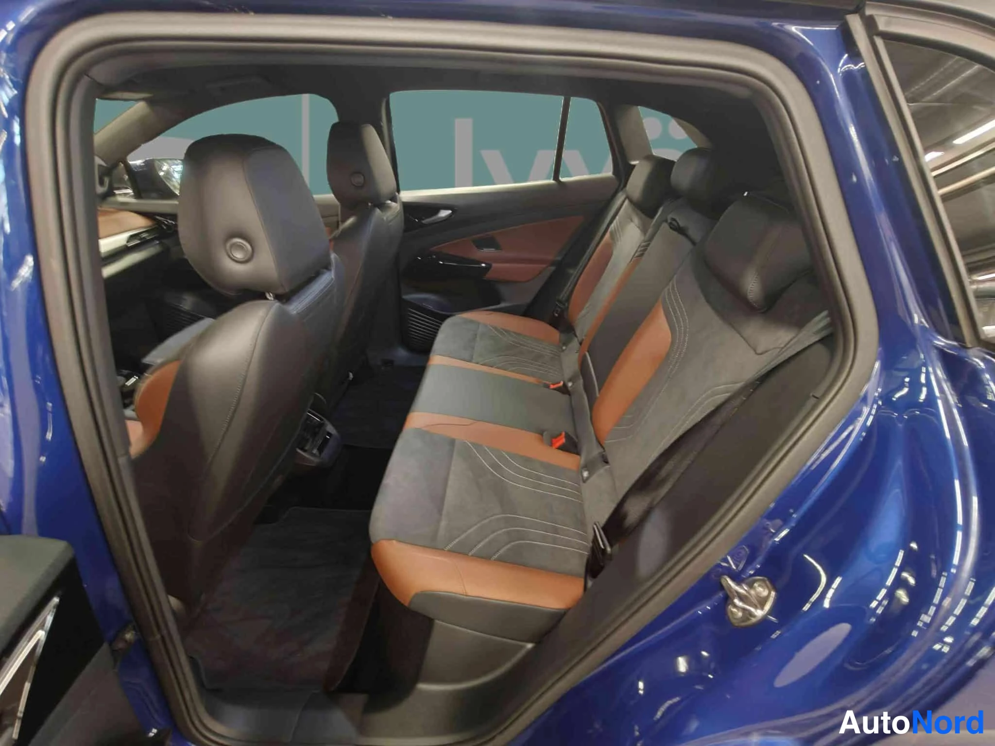 Sininen Volkswagen ID.4 2025, takaistuimet, kuva 25