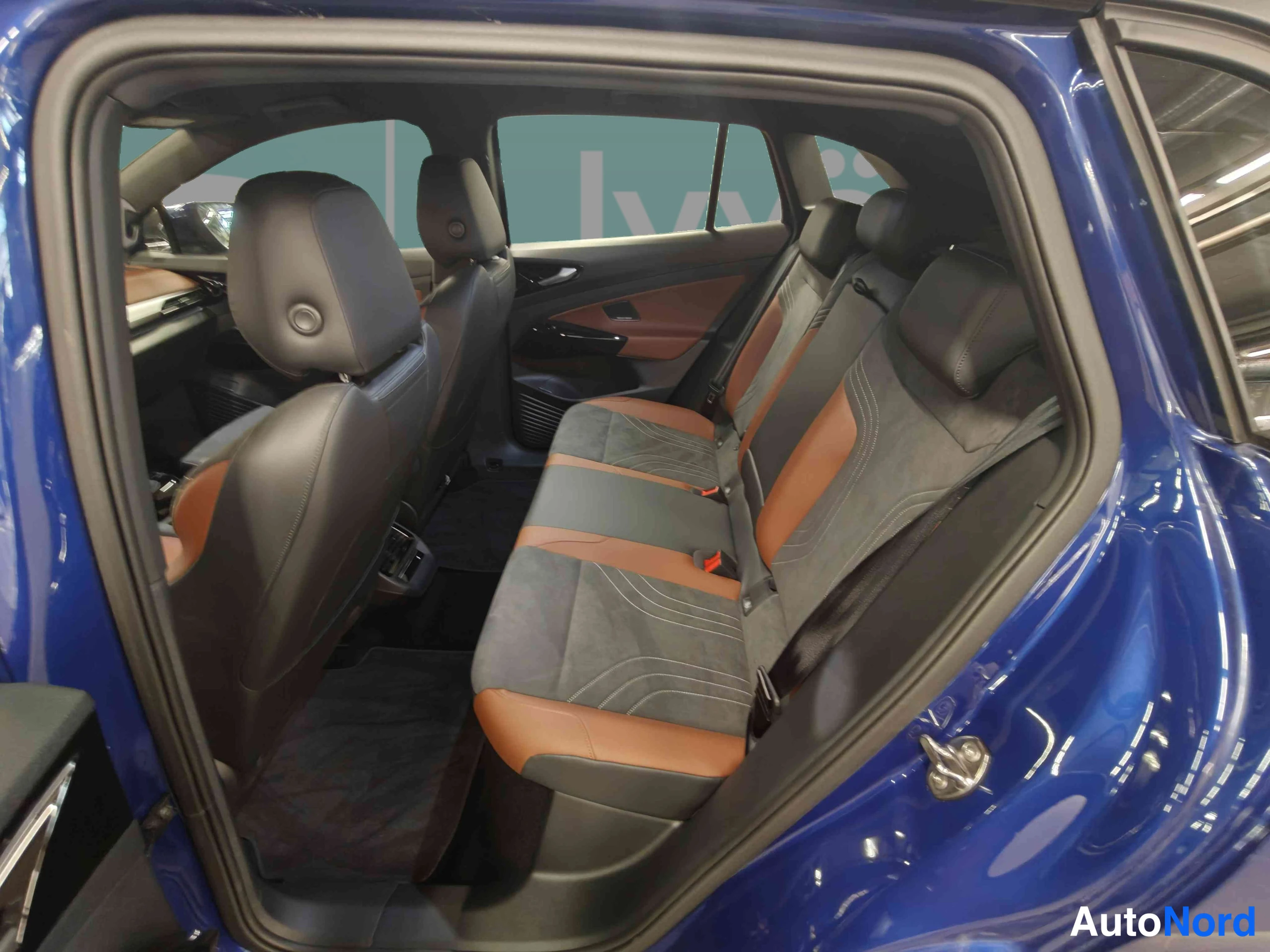 Sininen Volkswagen ID.4 2025, takaistuimet, kuva 26