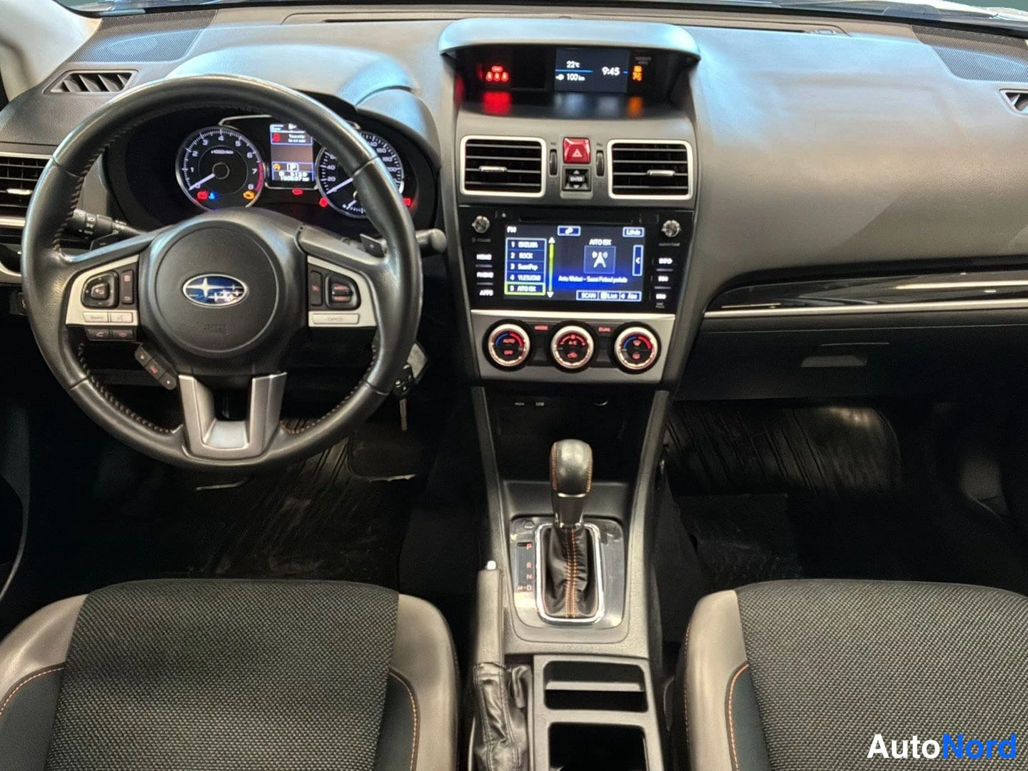Valkoinen Subaru XV 2016, ohjaamo, kuva 7