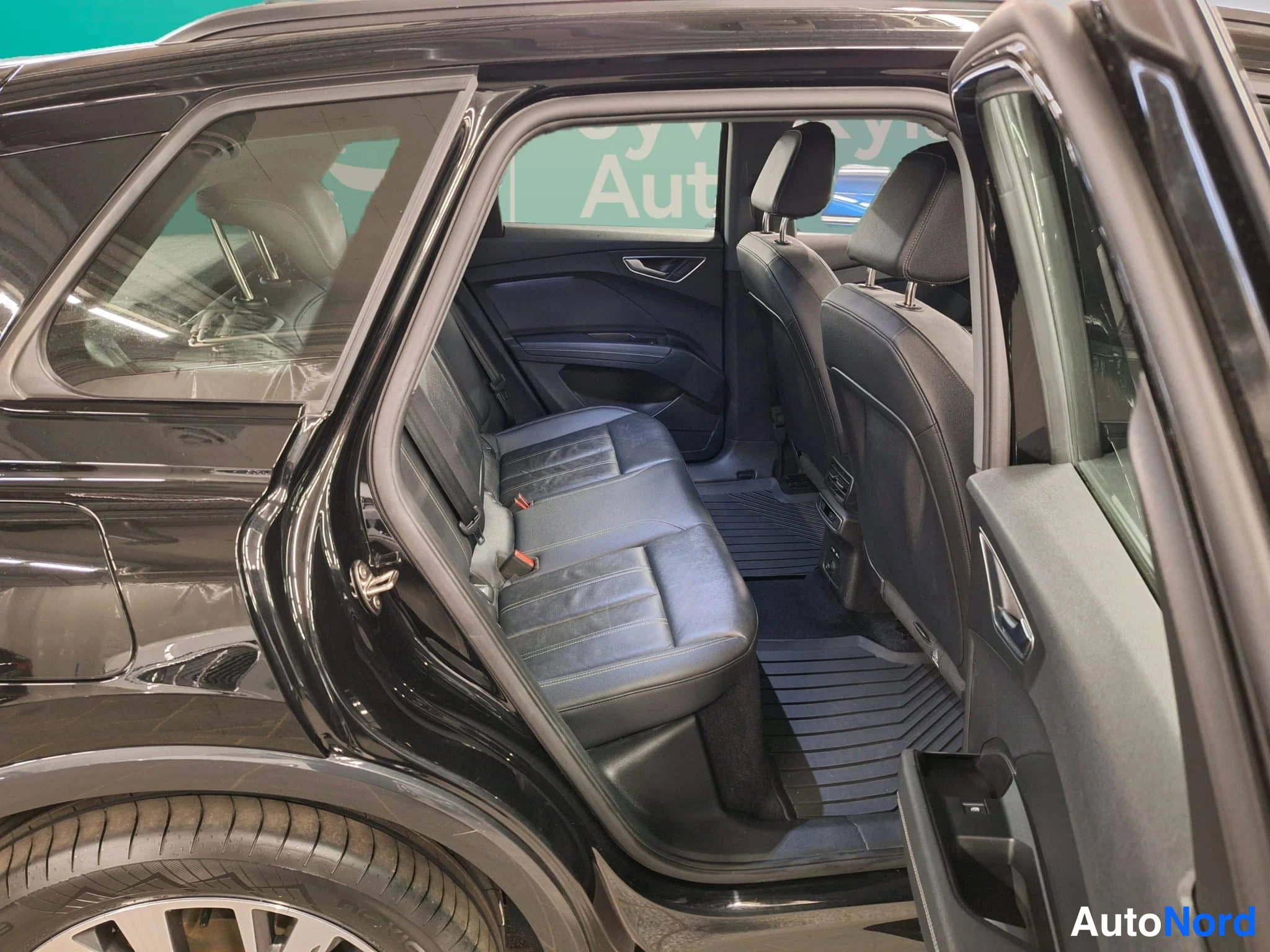 Musta Audi Q4 e-tron 2022, takaistuimet, kuva 31