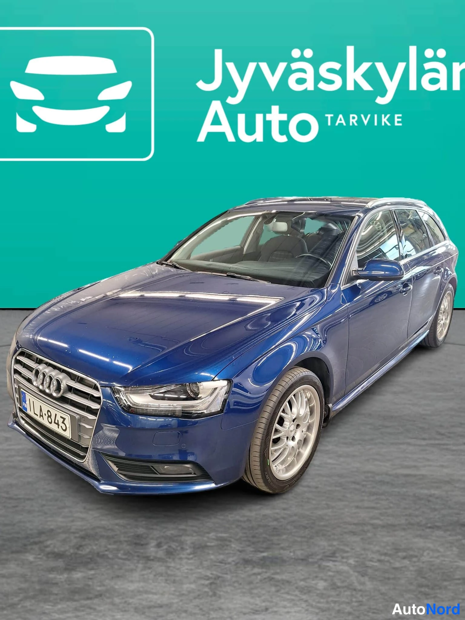 Sininen Audi A4 2013, etuviisto, keula vasemmalle, kuva 2