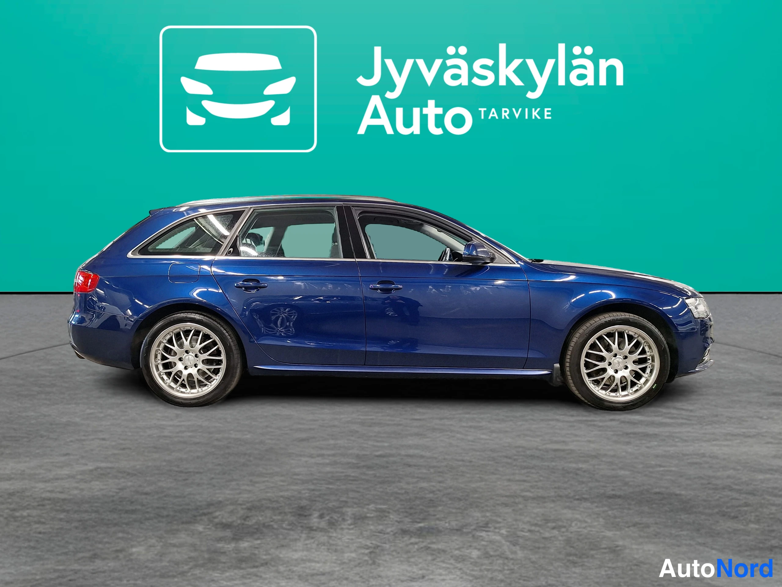 Sininen Audi A4 2013, etuviisto, keula oikealle, kuva 12