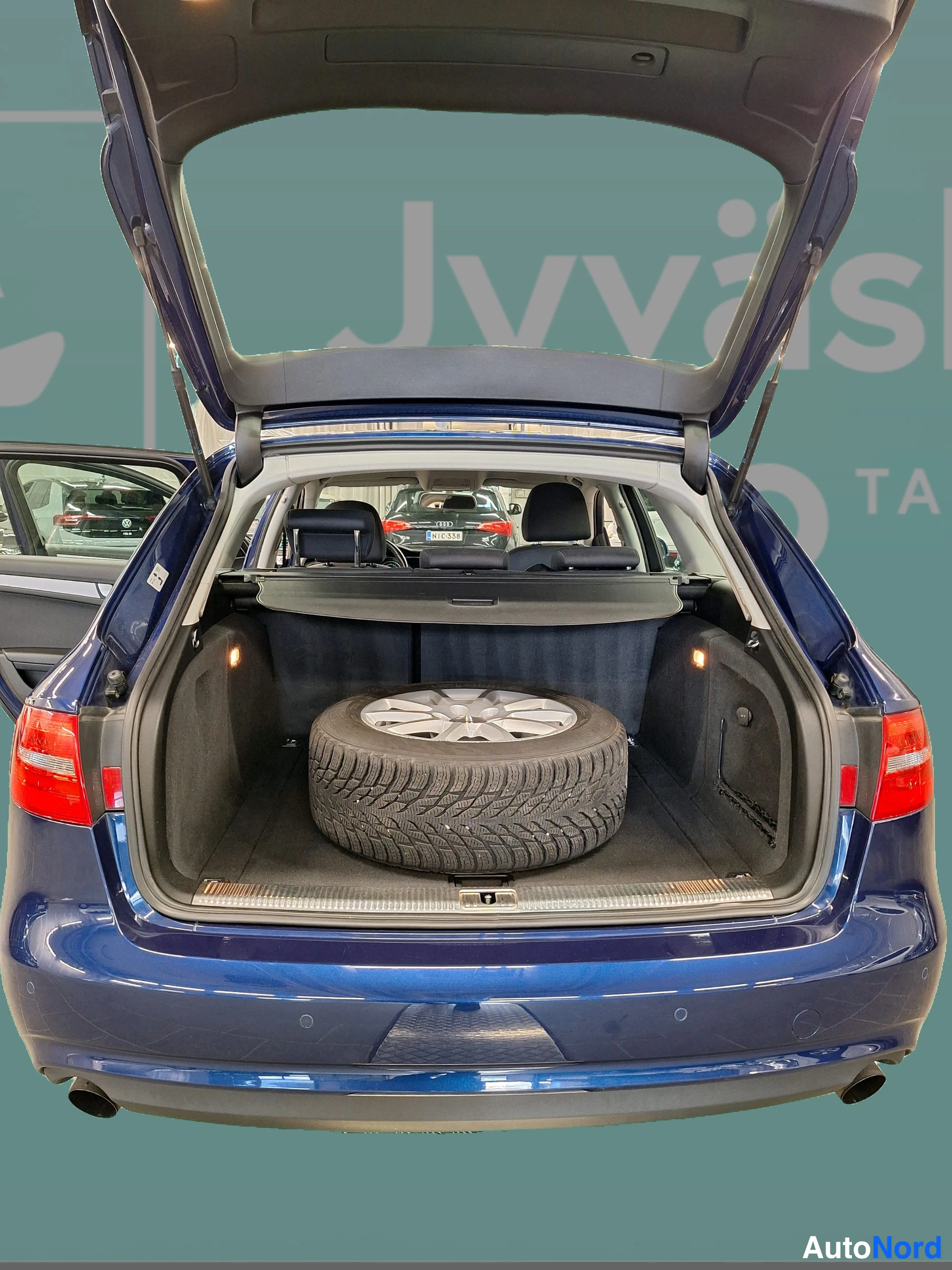 Sininen Audi A4 2013, tavaratila, kuva 28