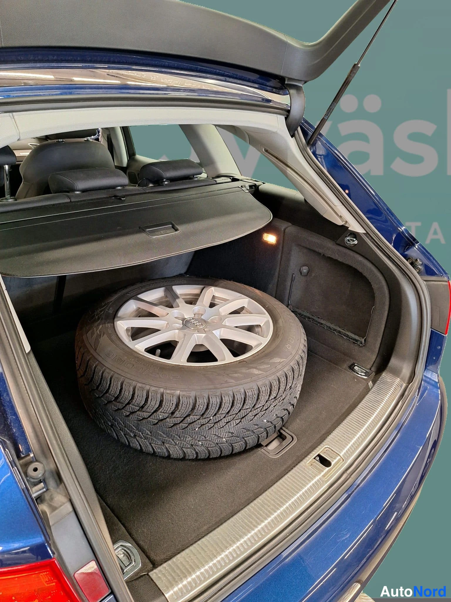 Sininen Audi A4 2013, tavaratila, kuva 29