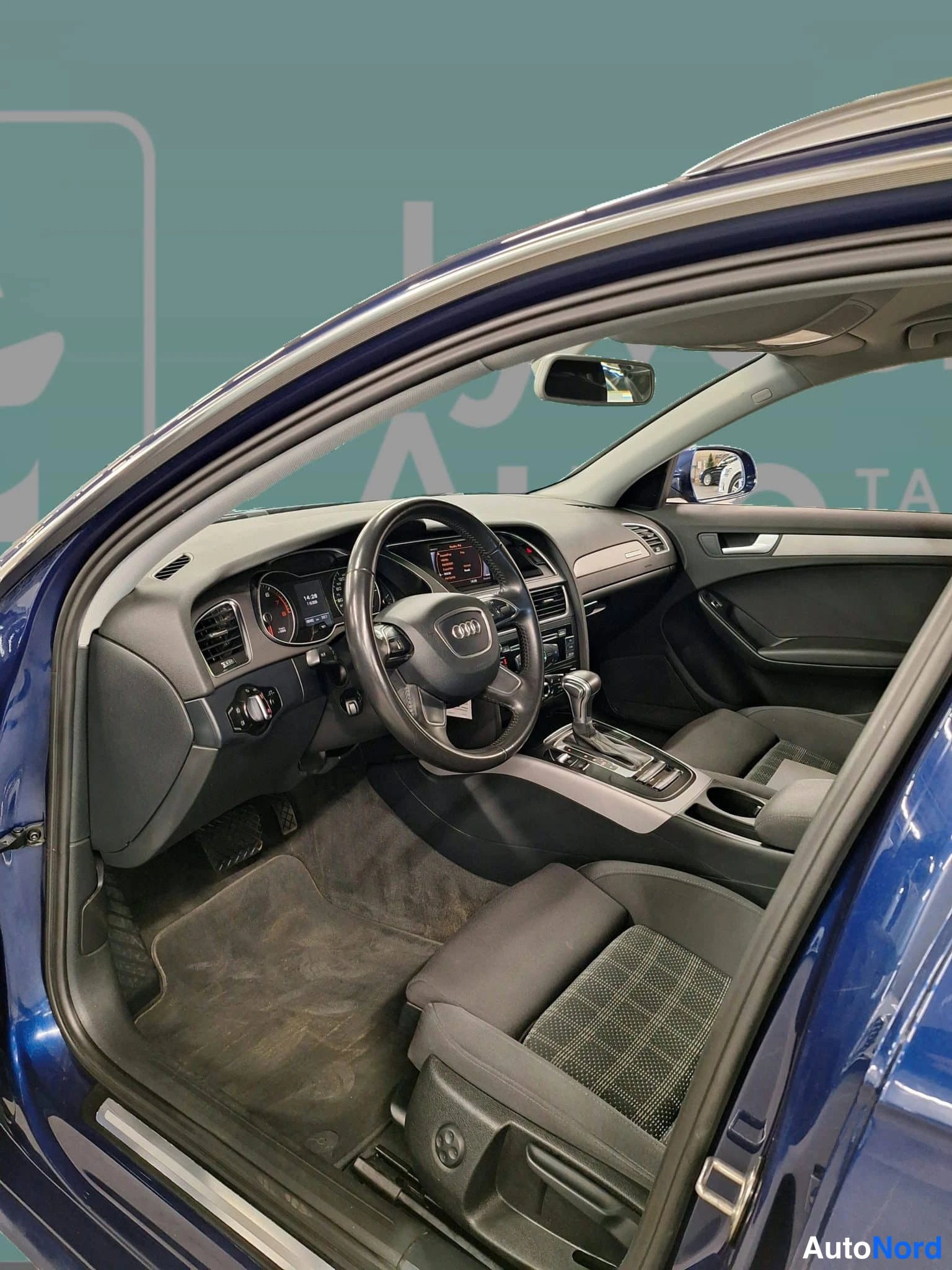 Sininen Audi A4 2013, ohjaamo, kuva 17