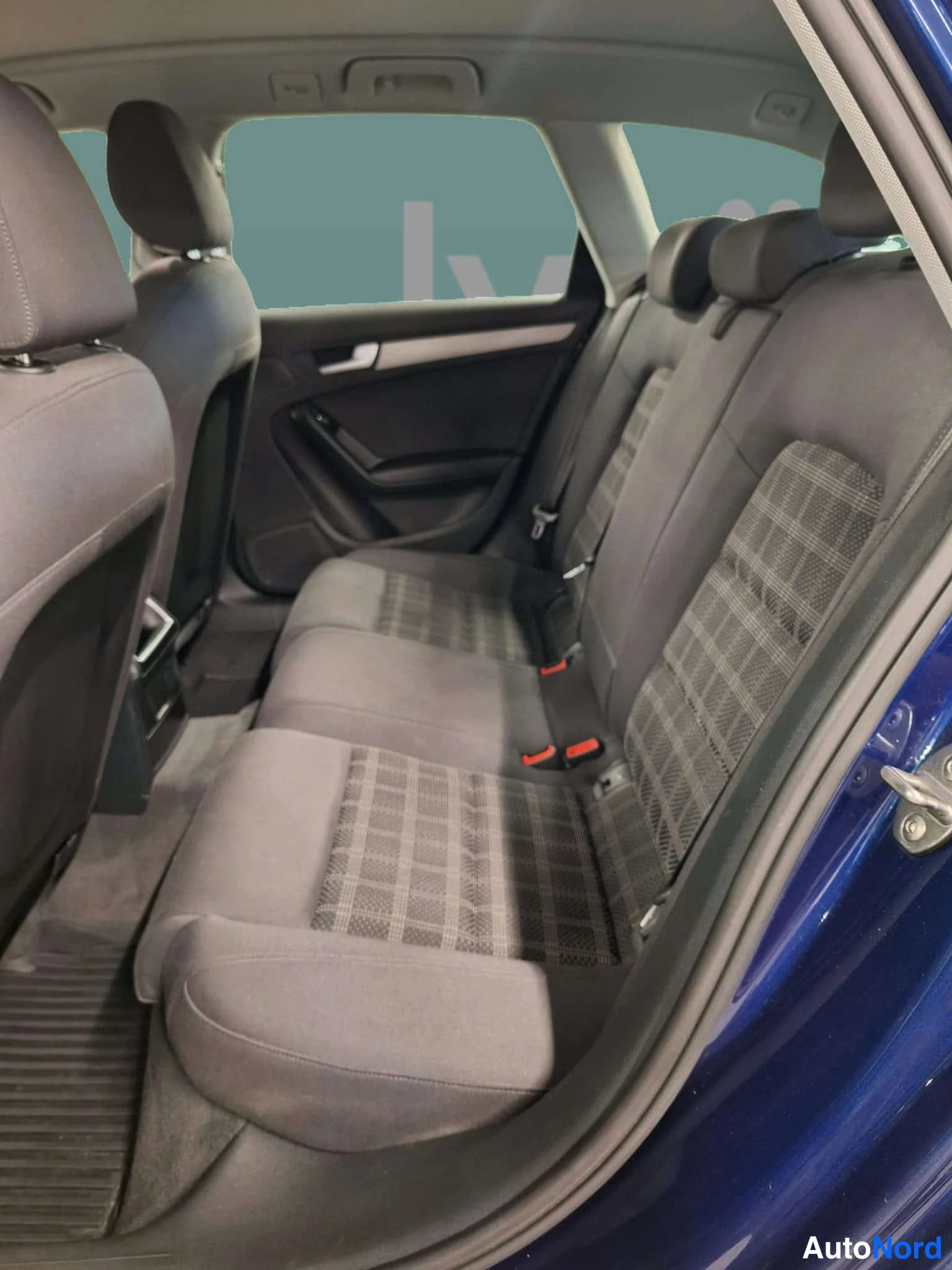 Sininen Audi A4 2013, takaistuimet, kuva 25