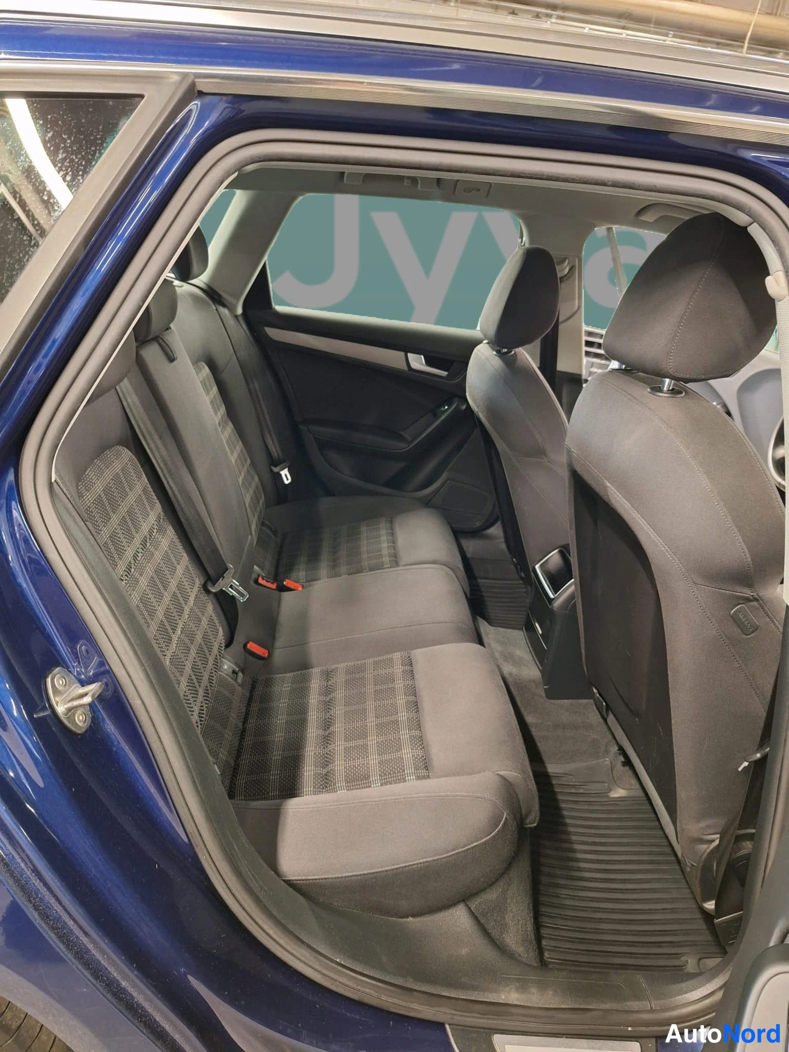 Sininen Audi A4 2013, takaistuimet, kuva 23