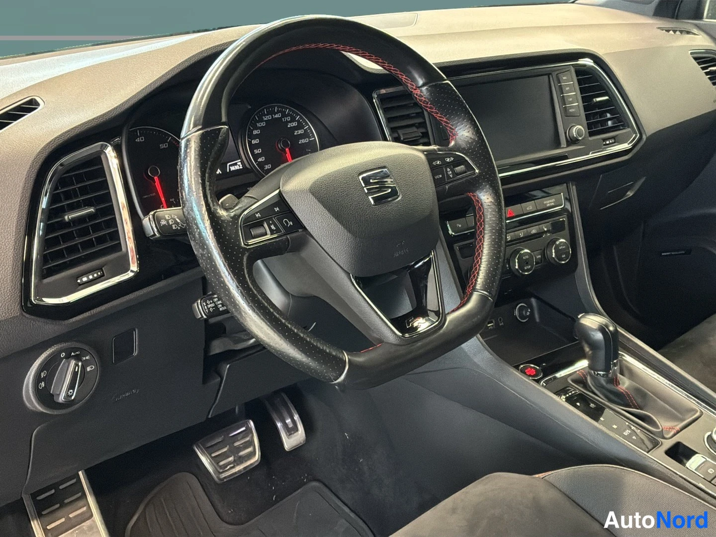 Valkoinen Seat Ateca 2018, ohjaamo, kuva 6