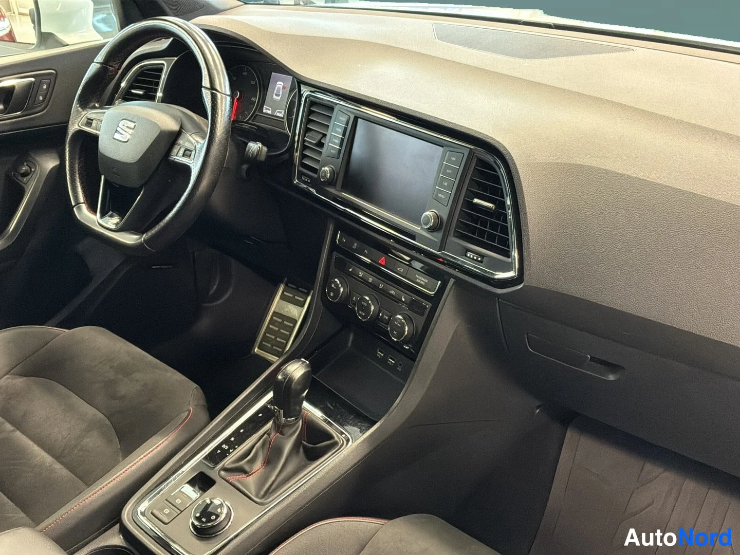 Valkoinen Seat Ateca 2018, ohjaamo, kuva 8