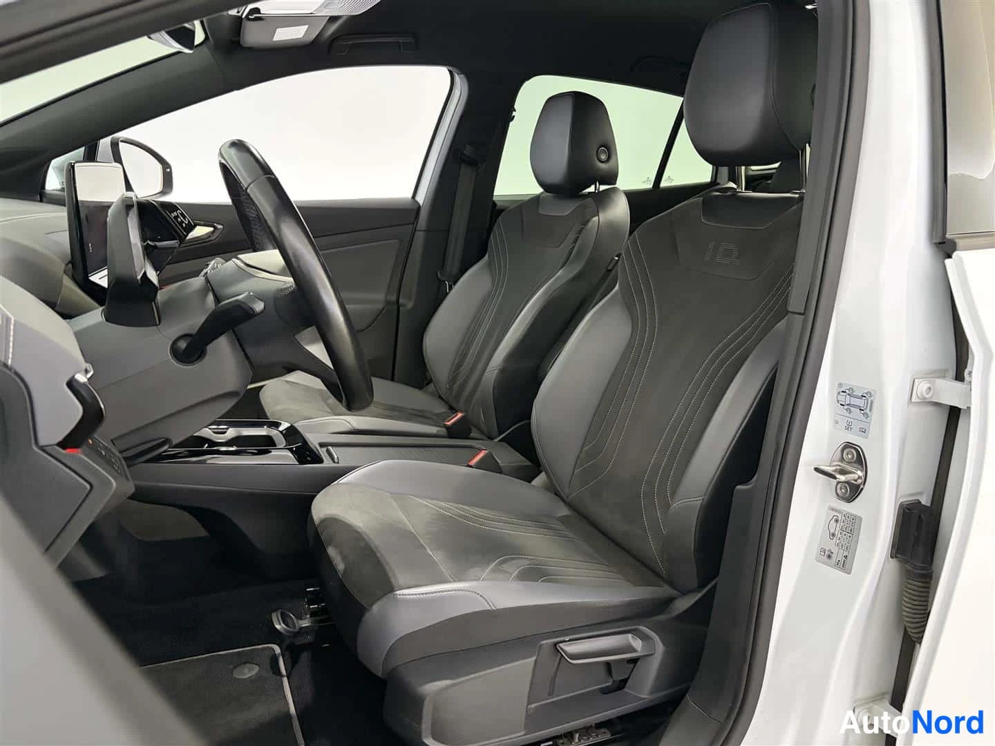 Valkoinen Volkswagen ID.5 2022, etuistuimet, kuva 16