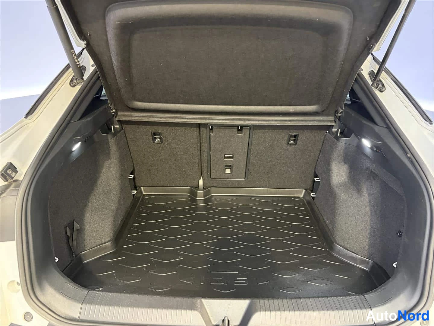Valkoinen Volkswagen ID.5 2022, tavaratila, kuva 18