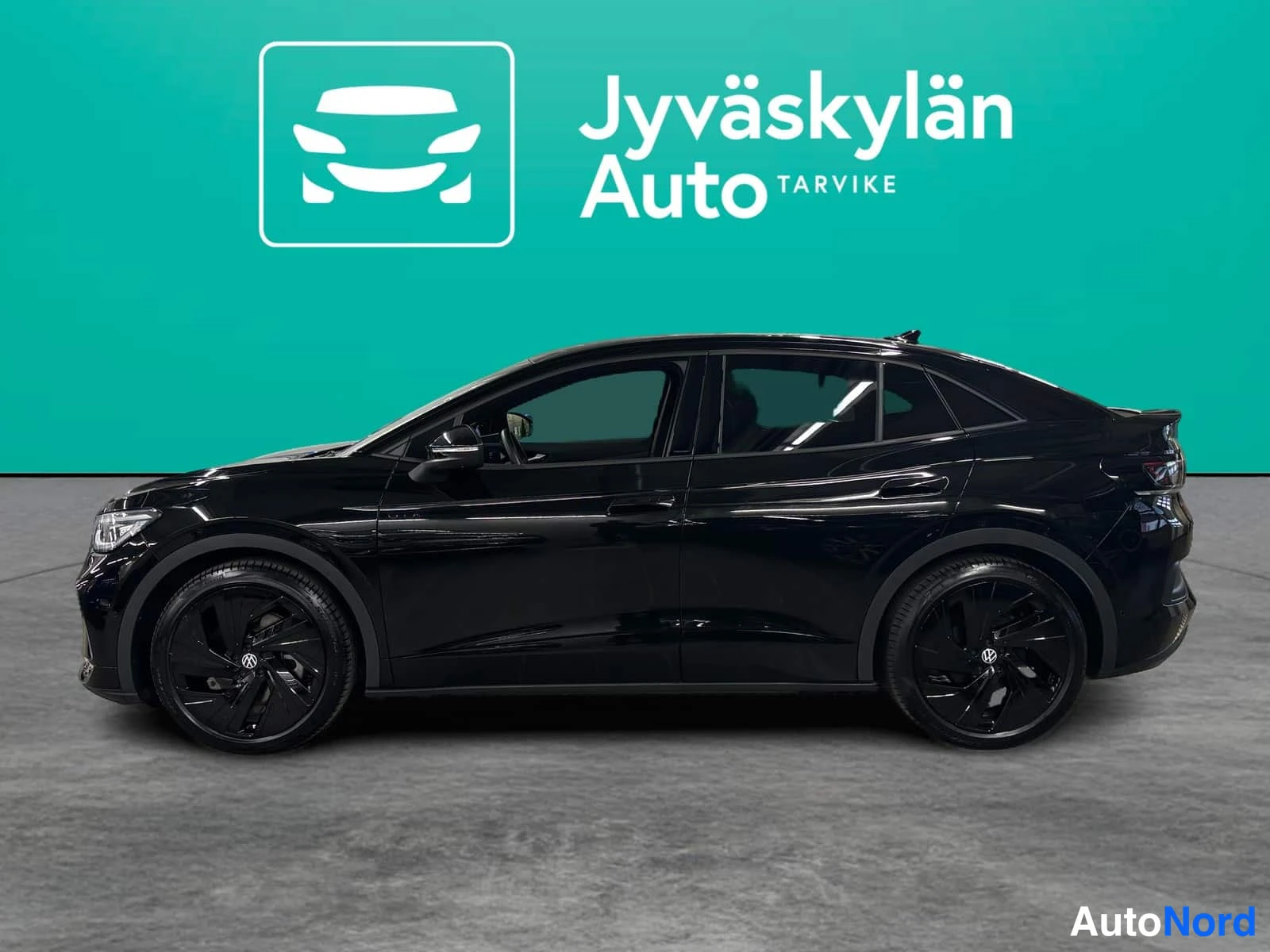 Musta Volkswagen ID.5 2026, etuviisto, keula vasemmalle, kuva 2