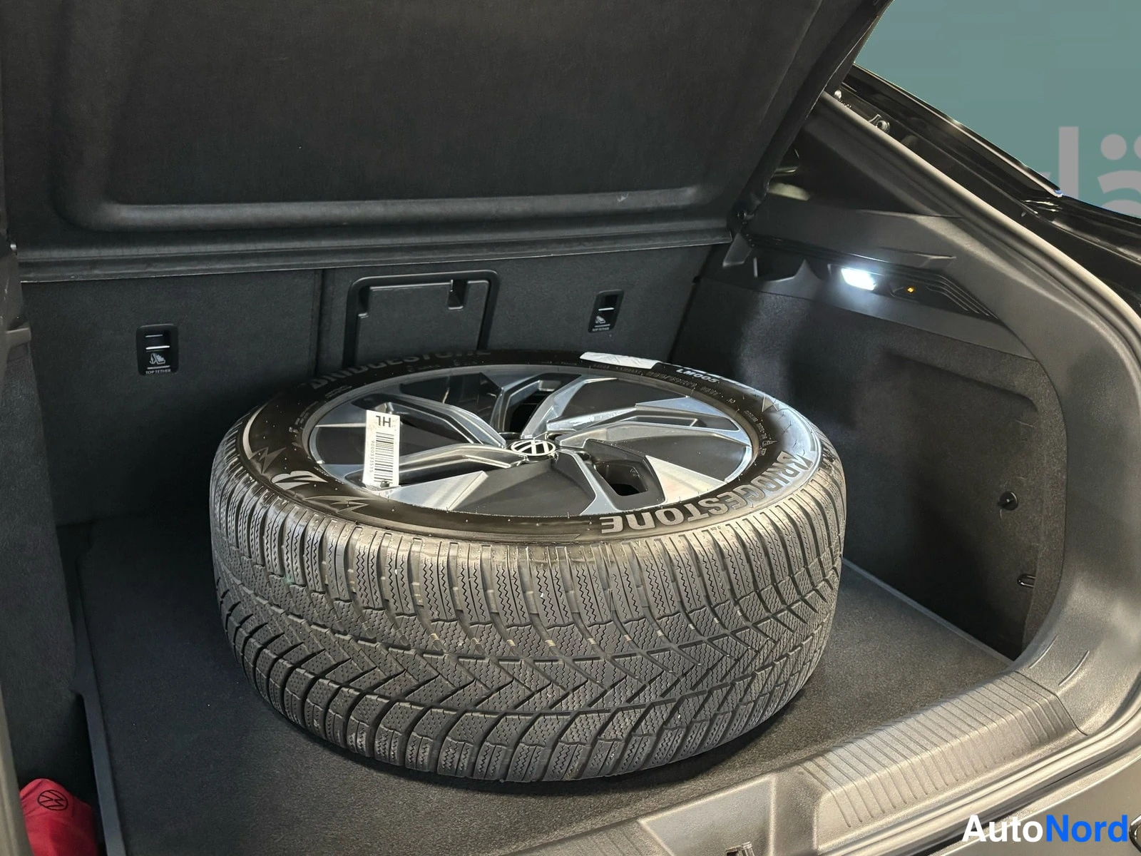 Musta Volkswagen ID.5 2026, tavaratila, kuva 20
