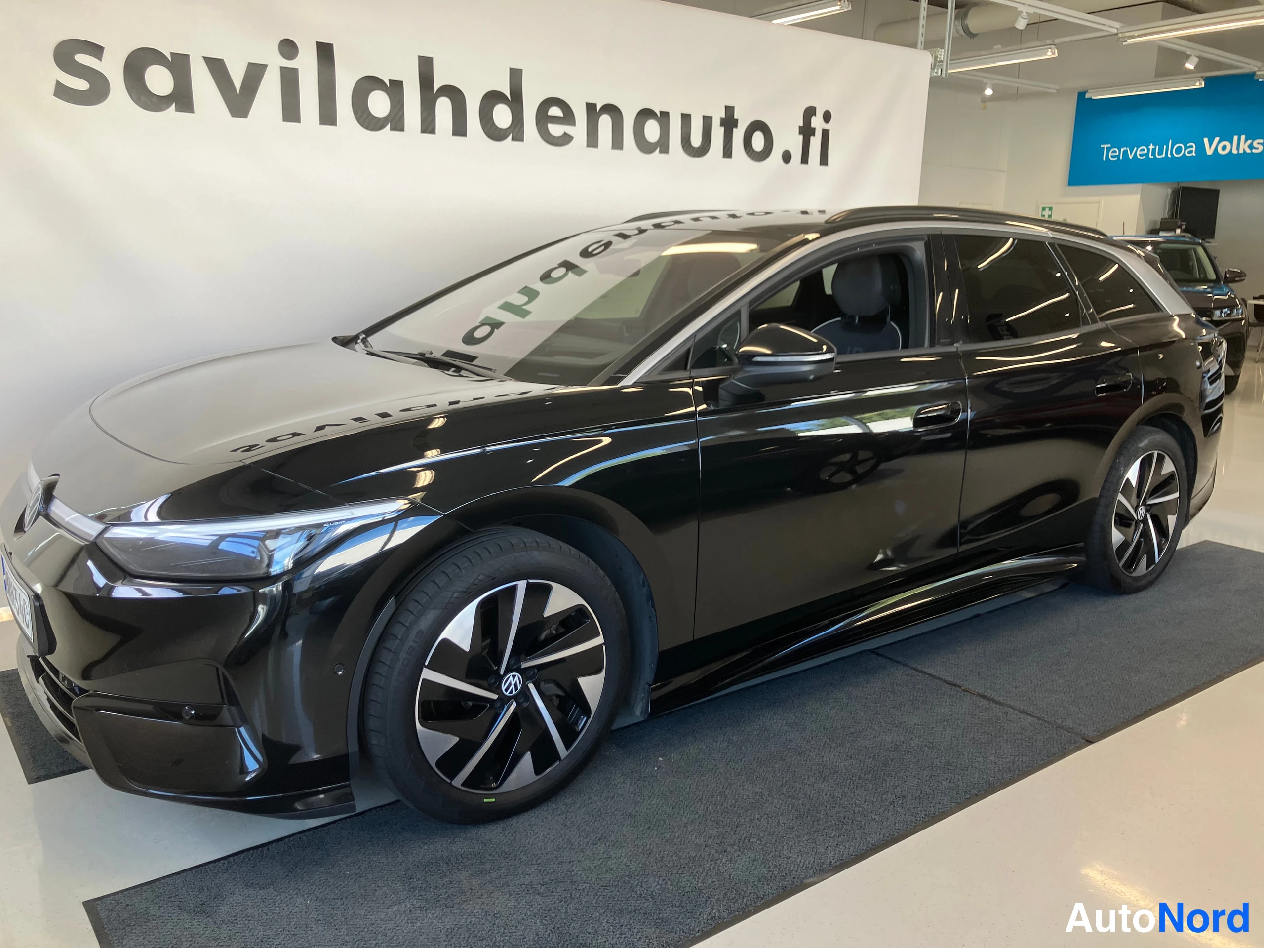 Musta Volkswagen ID.7 2024, etuviisto, keula vasemmalle, kuva 2