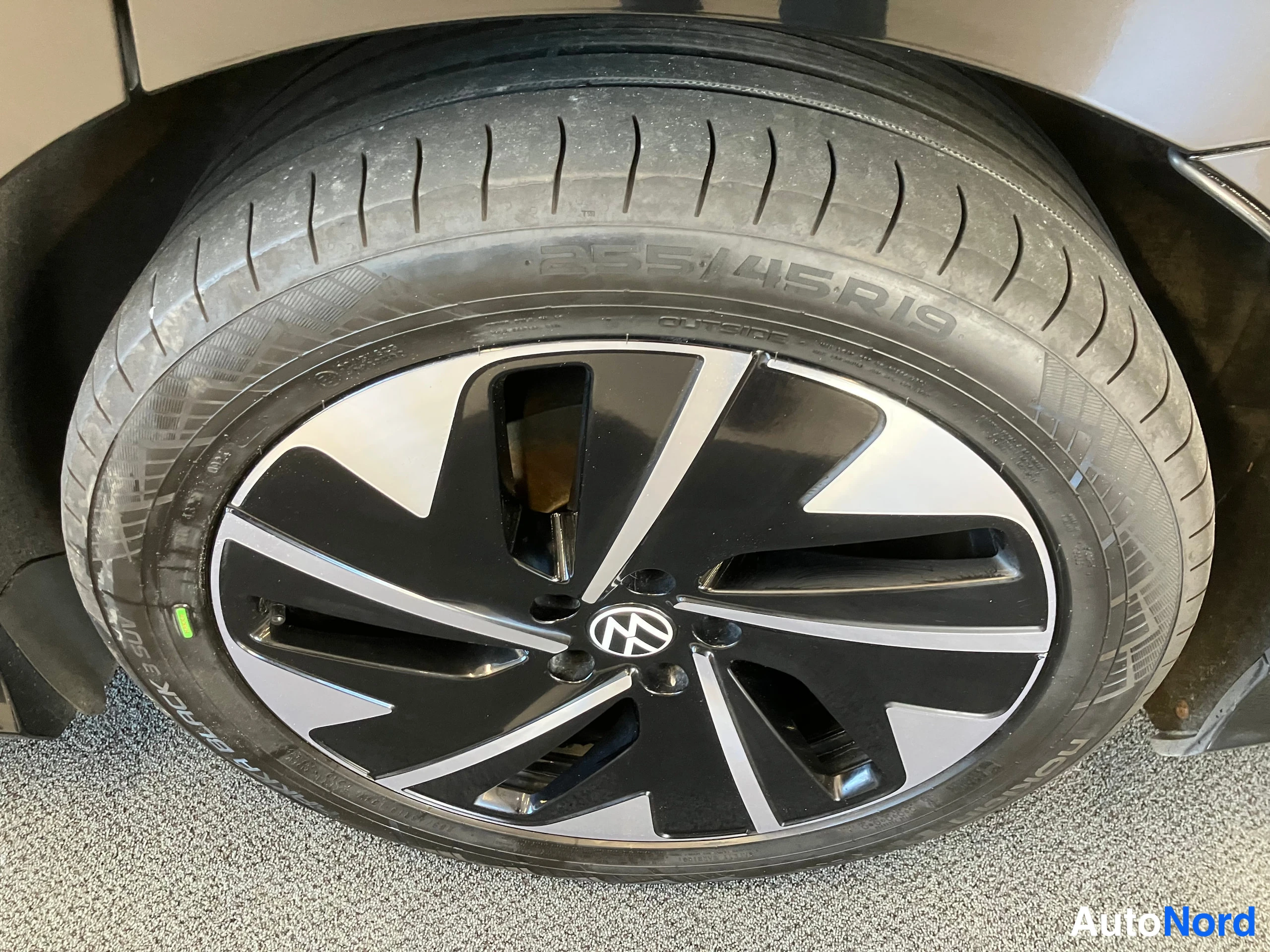 Musta Volkswagen ID.7 2024, yksityiskohta, kuva 24