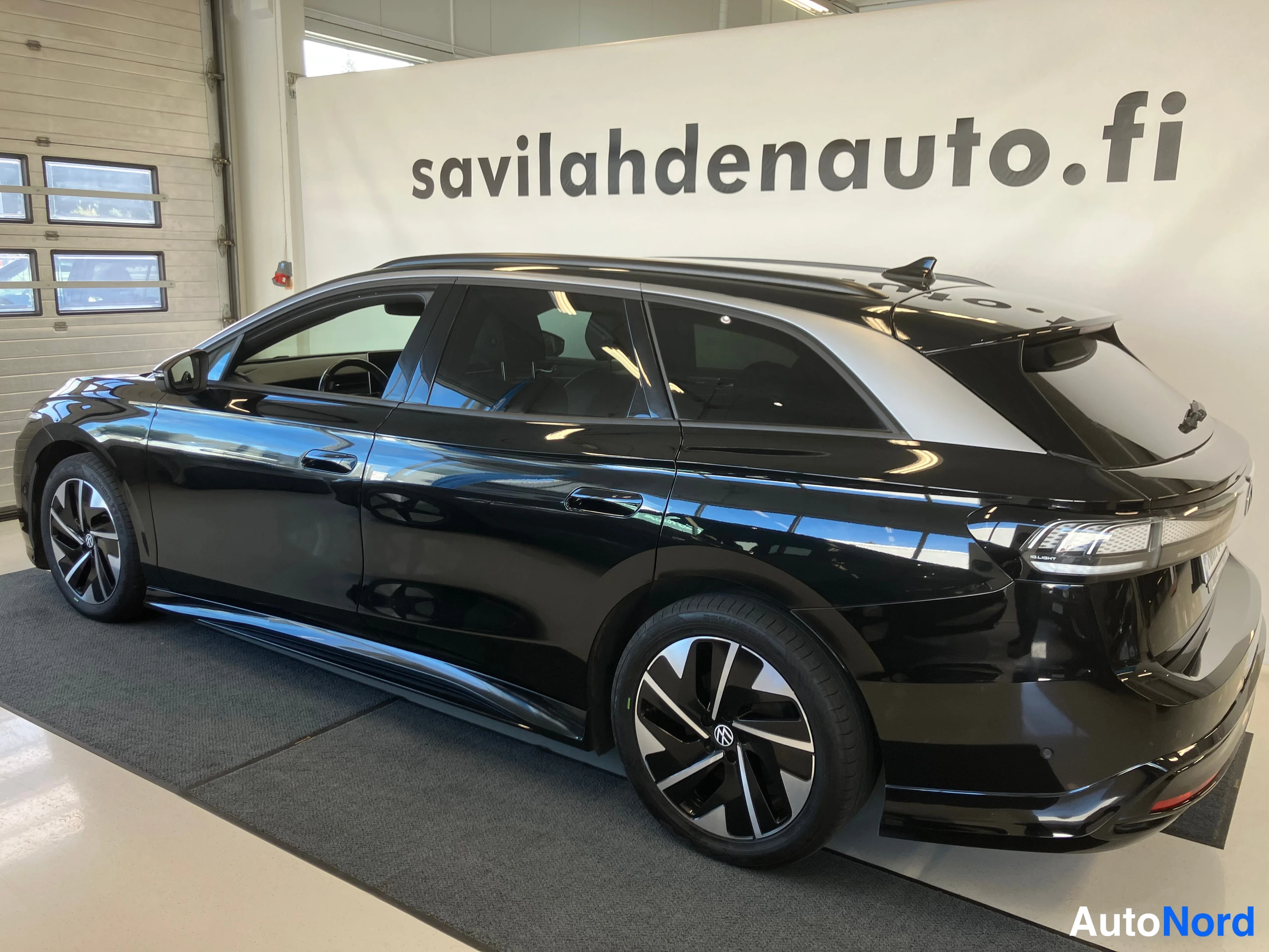 Musta Volkswagen ID.7 2024, takaviisto, kuva 10