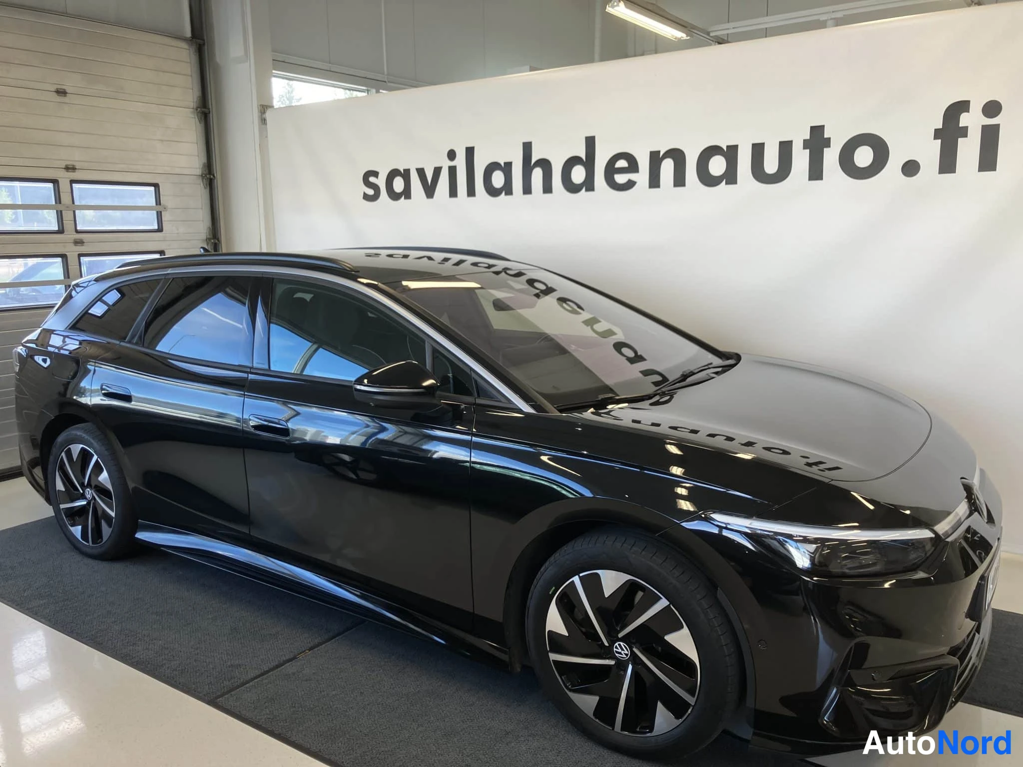 Musta Volkswagen ID.7 2024, etuviisto, keula oikealle, kuva 3
