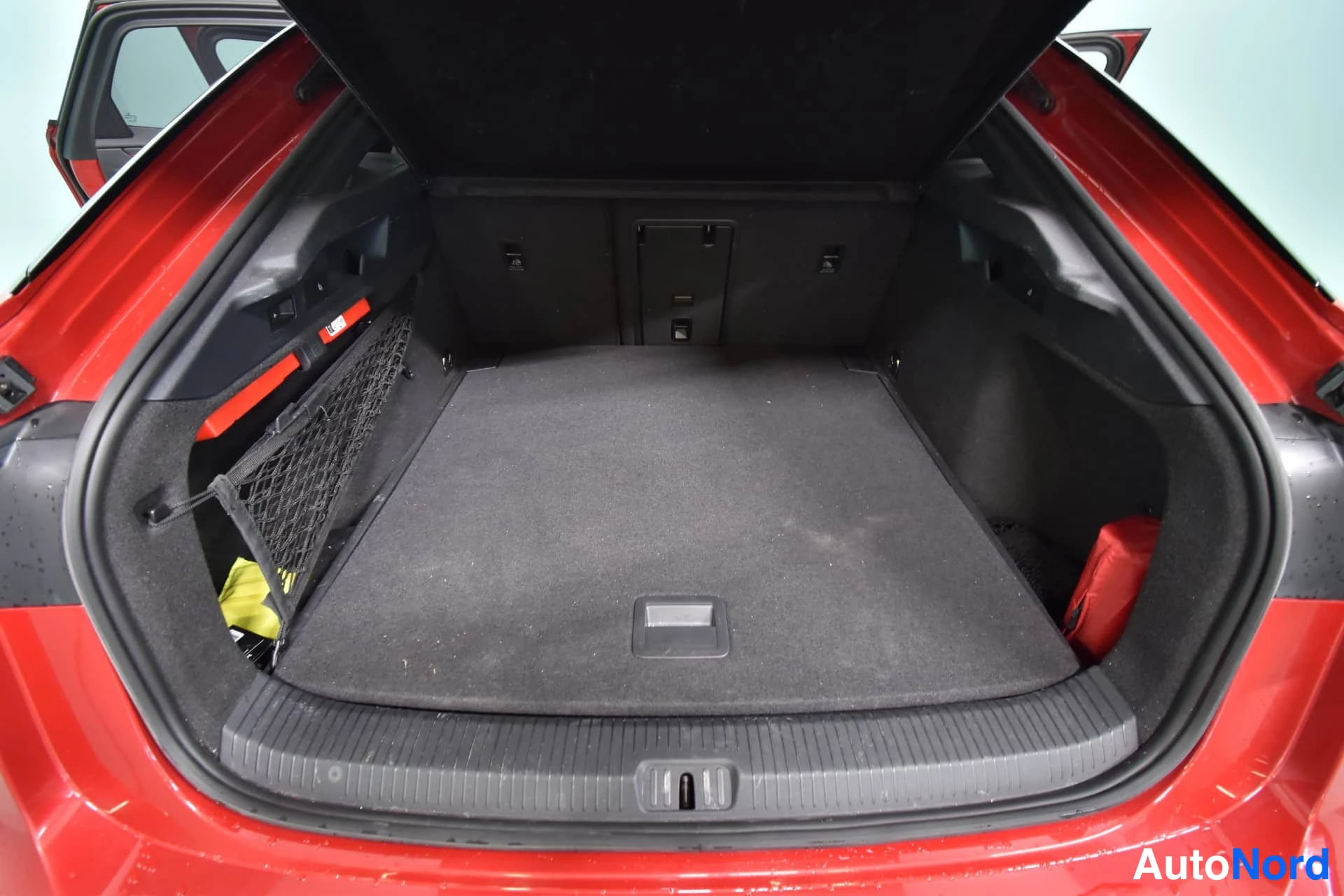 Punainen Volkswagen ID.7 2025, tavaratila, kuva 18
