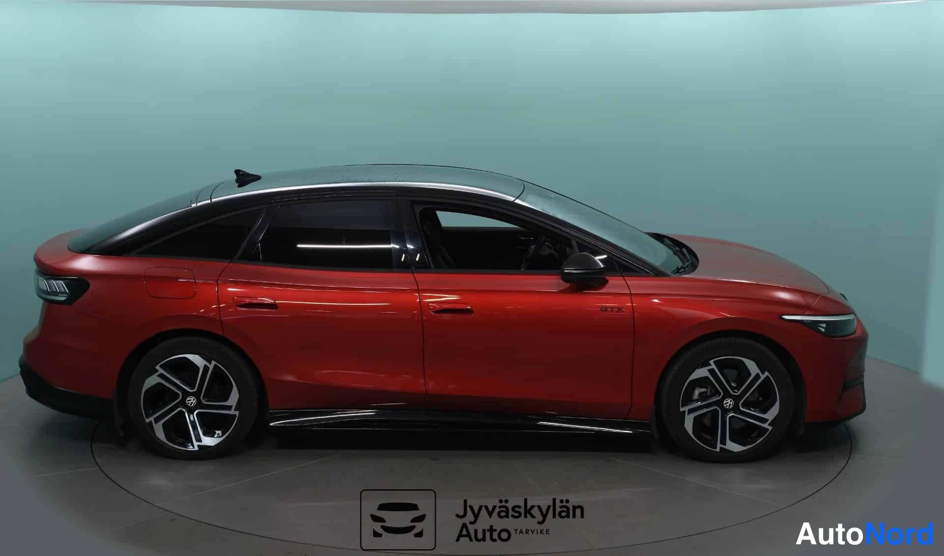 Punainen Volkswagen ID.7 2025, etuviisto, keula oikealle, kuva 2