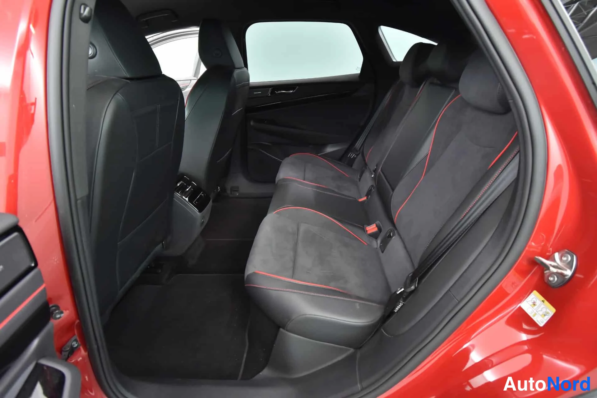 Punainen Volkswagen ID.7 2025, takaistuimet, kuva 16