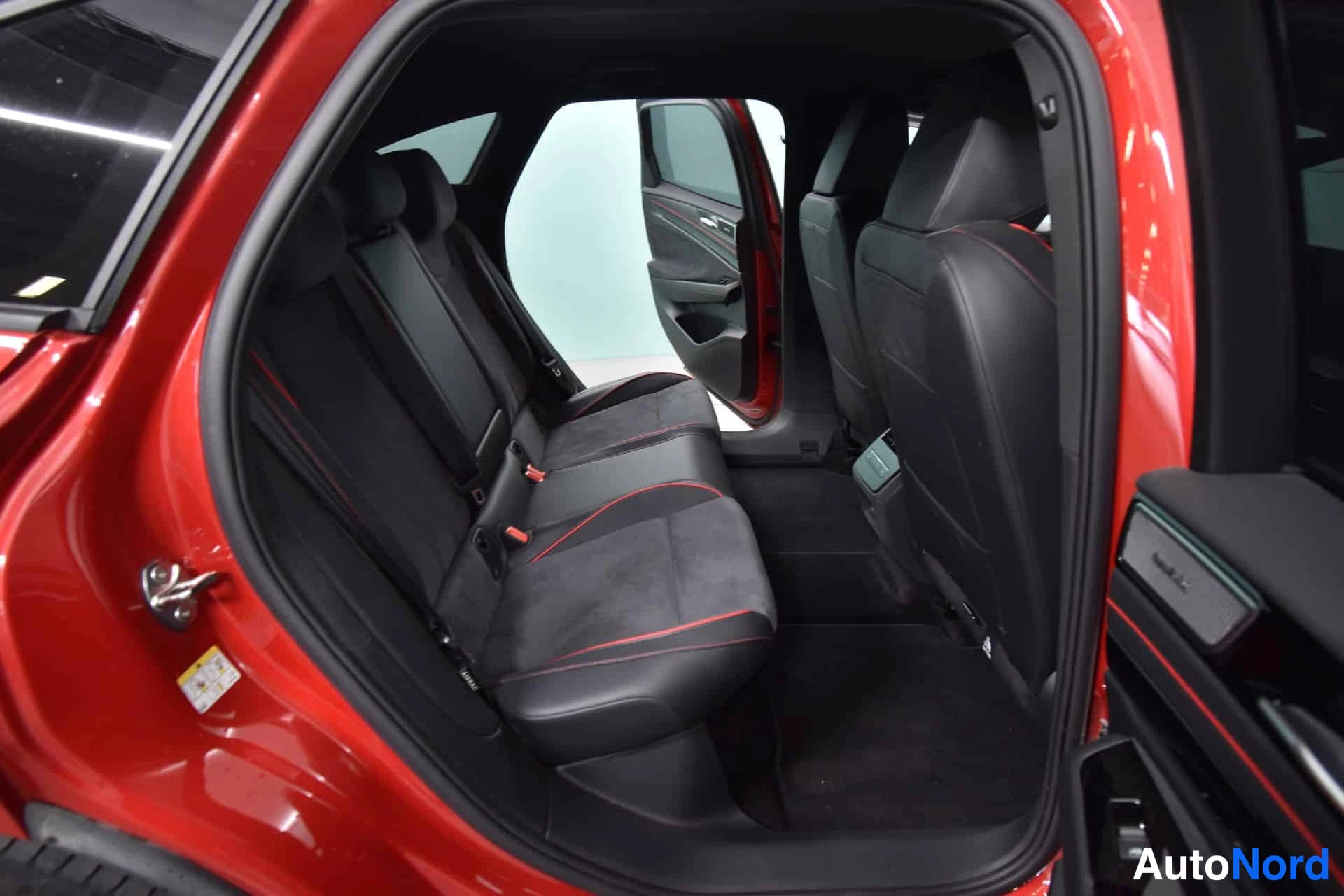 Punainen Volkswagen ID.7 2025, takaistuimet, kuva 17