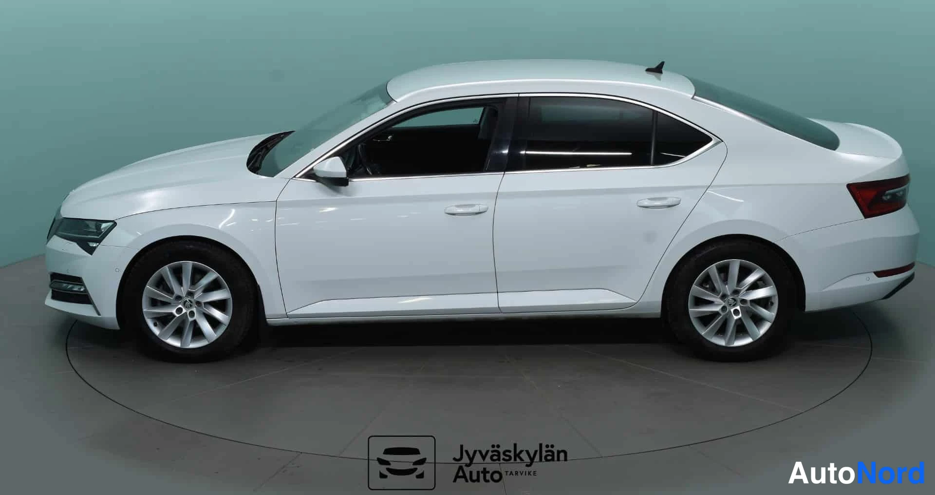 Valkoinen Skoda Superb 2020, etuviisto, keula vasemmalle, kuva 2