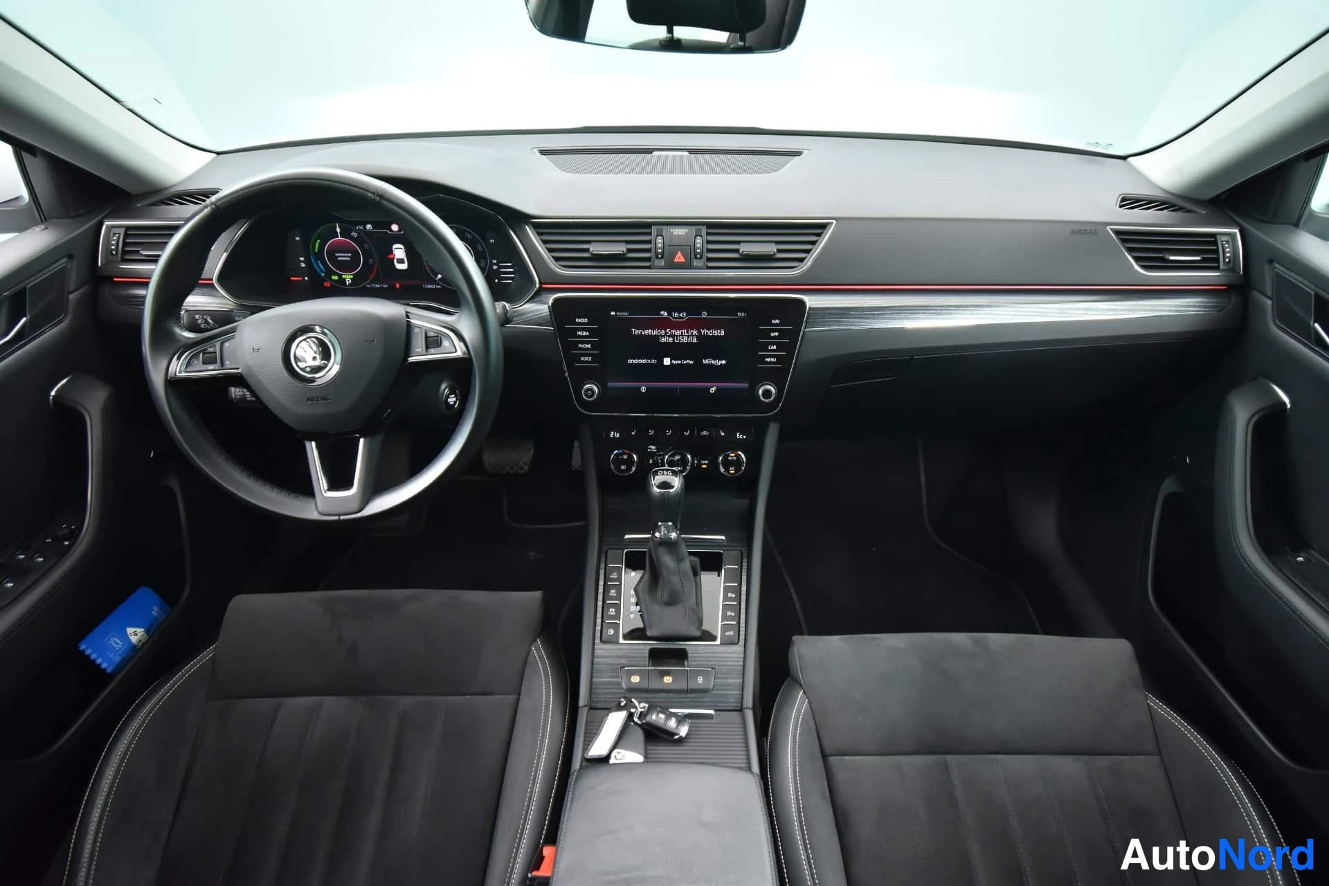 Valkoinen Skoda Superb 2020, ohjaamo, kuva 14