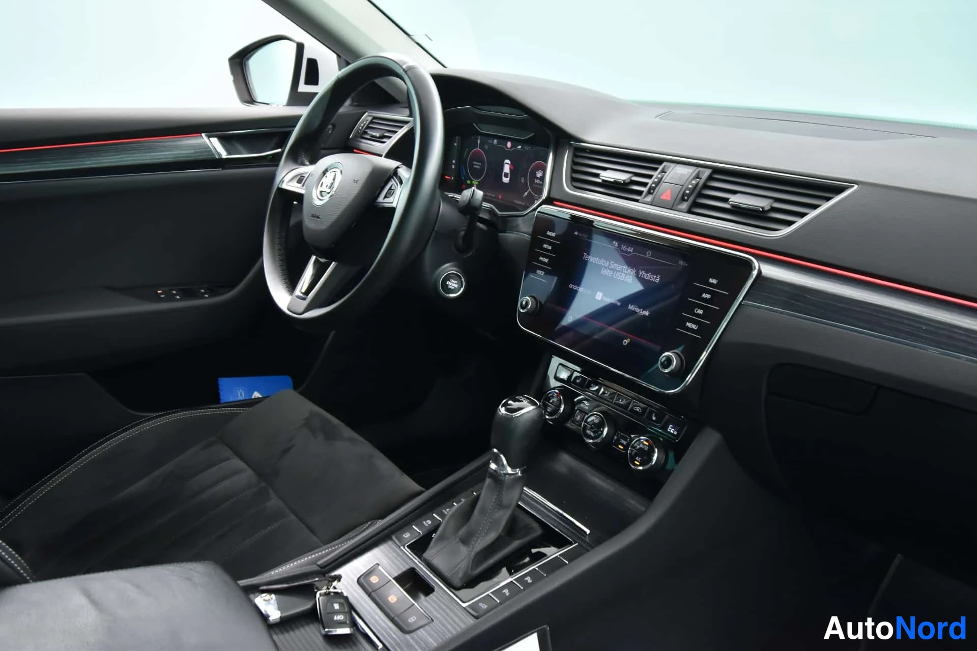 Valkoinen Skoda Superb 2020, ohjaamo, kuva 15